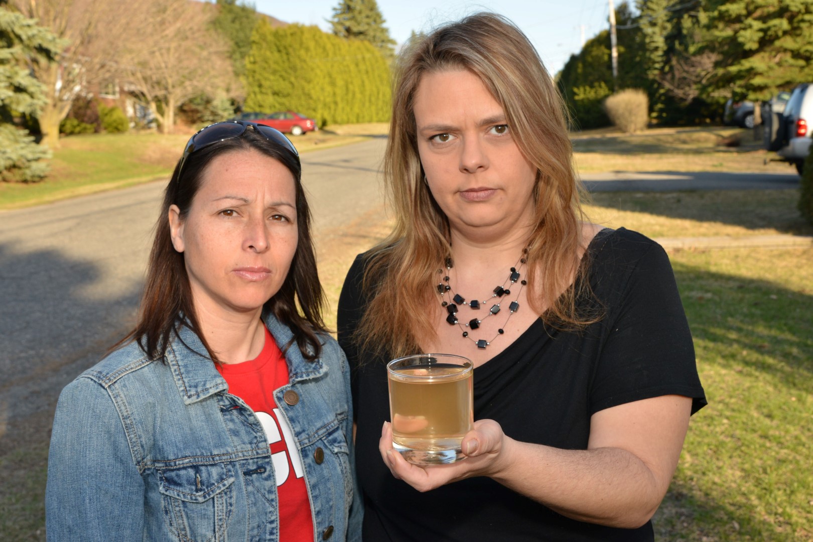Diane Gemme et Martine Brunet, deux résidantes de la rue Comtois à Otterburn Park, demandent que les conduites d’eau potable soient revampées.