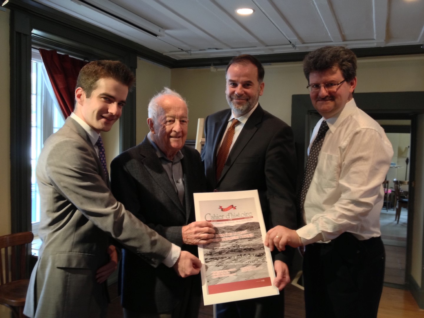 Matthew Dubé, député fédéral de Chambly-Borduas, Michel Clerk, membre honoraire de la Société d’histoire Beloeil−Mont-Saint-Hilaire, Pierre Duchesne, député de Borduas et ministre provincial, Alain Coté, président de la Société d’histoire.