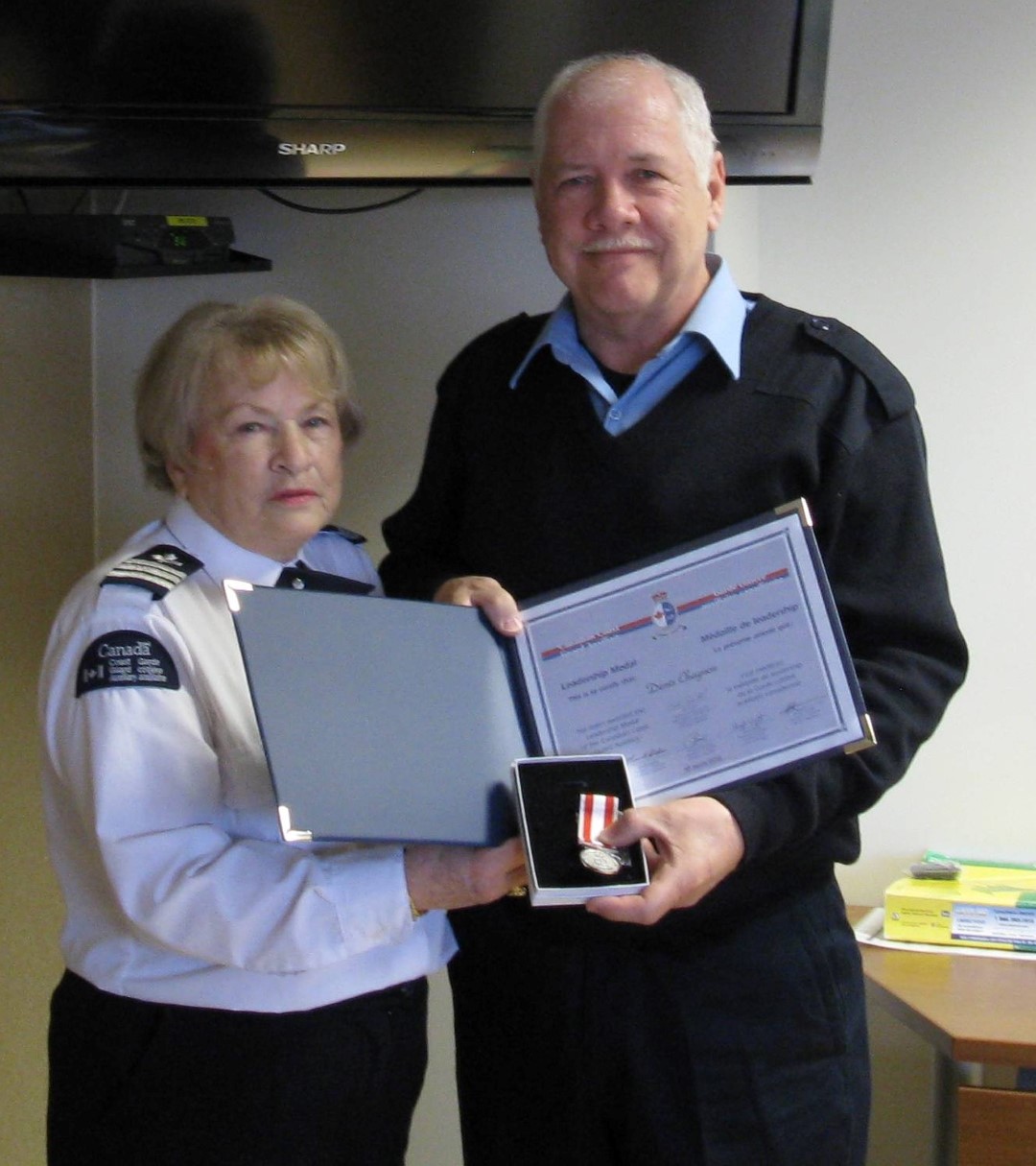 onique Parent a remis à Denis Chagnon la médaille de leadership de la Garde côtière auxiliaire canadienne.