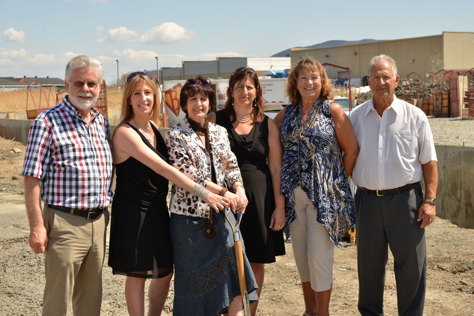 Jacques Migneault, de Structam (propriétaire du terrain), Lysa Macri, copropriétaire d’Hydro Culture, Diane Lavoie, mairesse de Beloeil, Nancy Macri, copropriétaire d’Hydro Culture et les anciens propriétaires de la compagnie, Bella Macri et Vincent Macri.