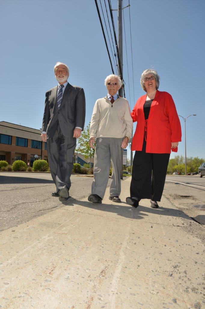 Yves Lessard, président de la Société Alzheimer des Maskoutains-Vallée des Patriotes, Louis Lahaie, président d’honneur de la septième Marche de la mémoire, et Denise Loiselle, vice-présidente de la Société.