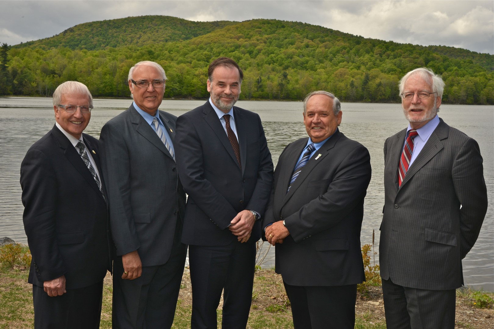 Le député de Saint-Hyacinthe Émilien Pelletier, le maire de McMasterville et préfet de la MRC de la Vallée-du-Richelieu, Gilles Plante, le député de Borduas et ministre Pierre Duchesne, le président de la CRÉ Montérégie Est et préfet de la MRC de Rouville, Michel Picotte, et le maire de Mont-Saint-Hilaire et membre du comité exécutif de la Communauté métropolitaine de Montréal, Michel Gilbert.