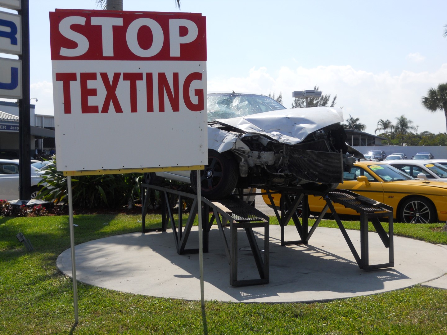 Un concessionnaire automobile de Fort Lauderdale, en Floride, a trouvé un moyen de faire sa part afin que ceux qui achètent ses véhicules ne perdent pas la vie.