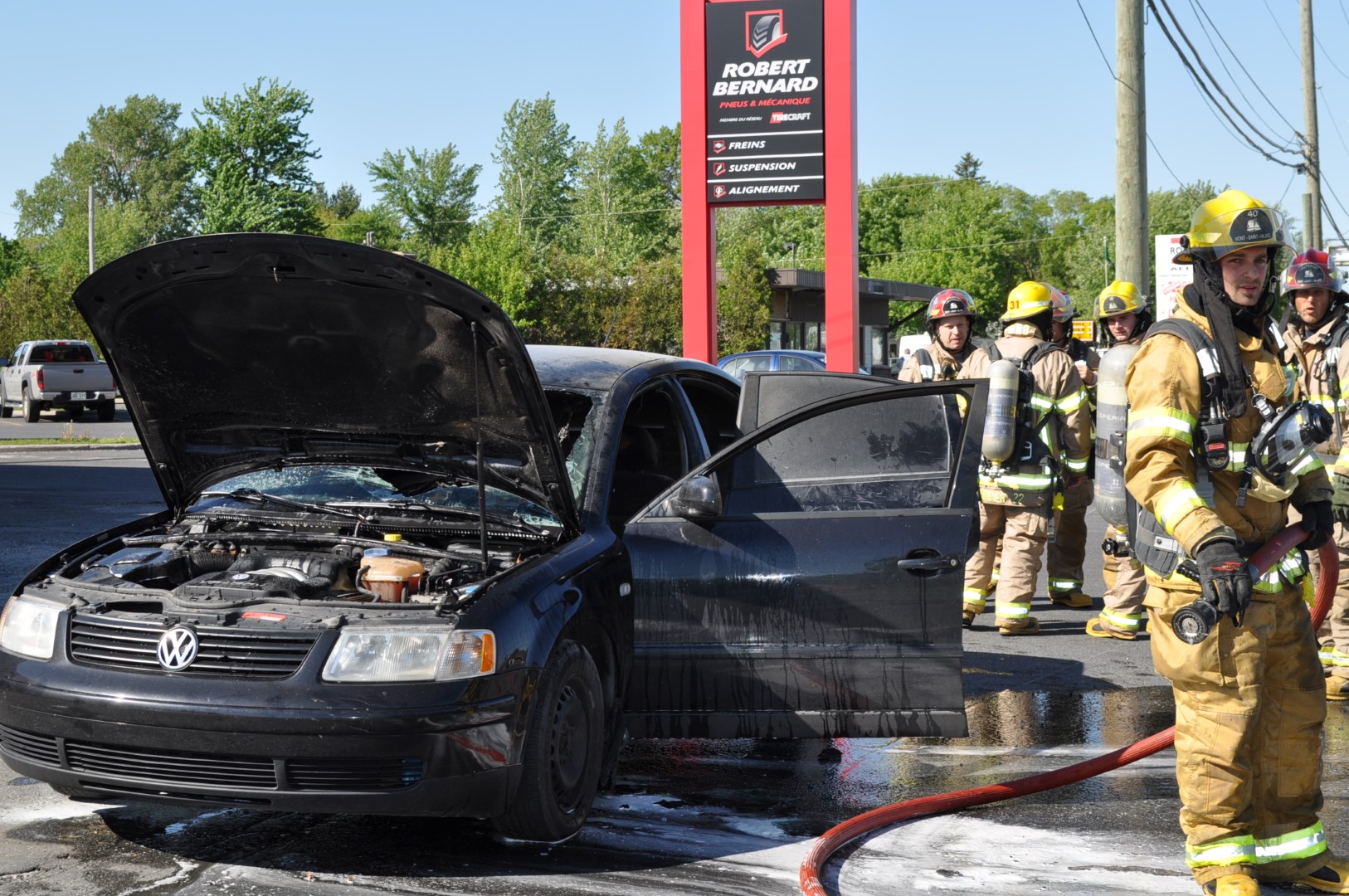 Une voiture prend feu