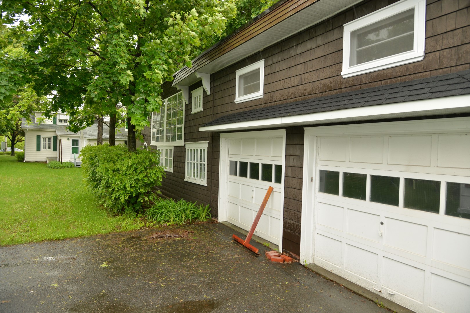 Charles M. Mendell, artiste peintre et ancien propriétaire de la maison, avait installé son atelier dans le garage arrière, qui s'y trouve encore aujourd’hui.
