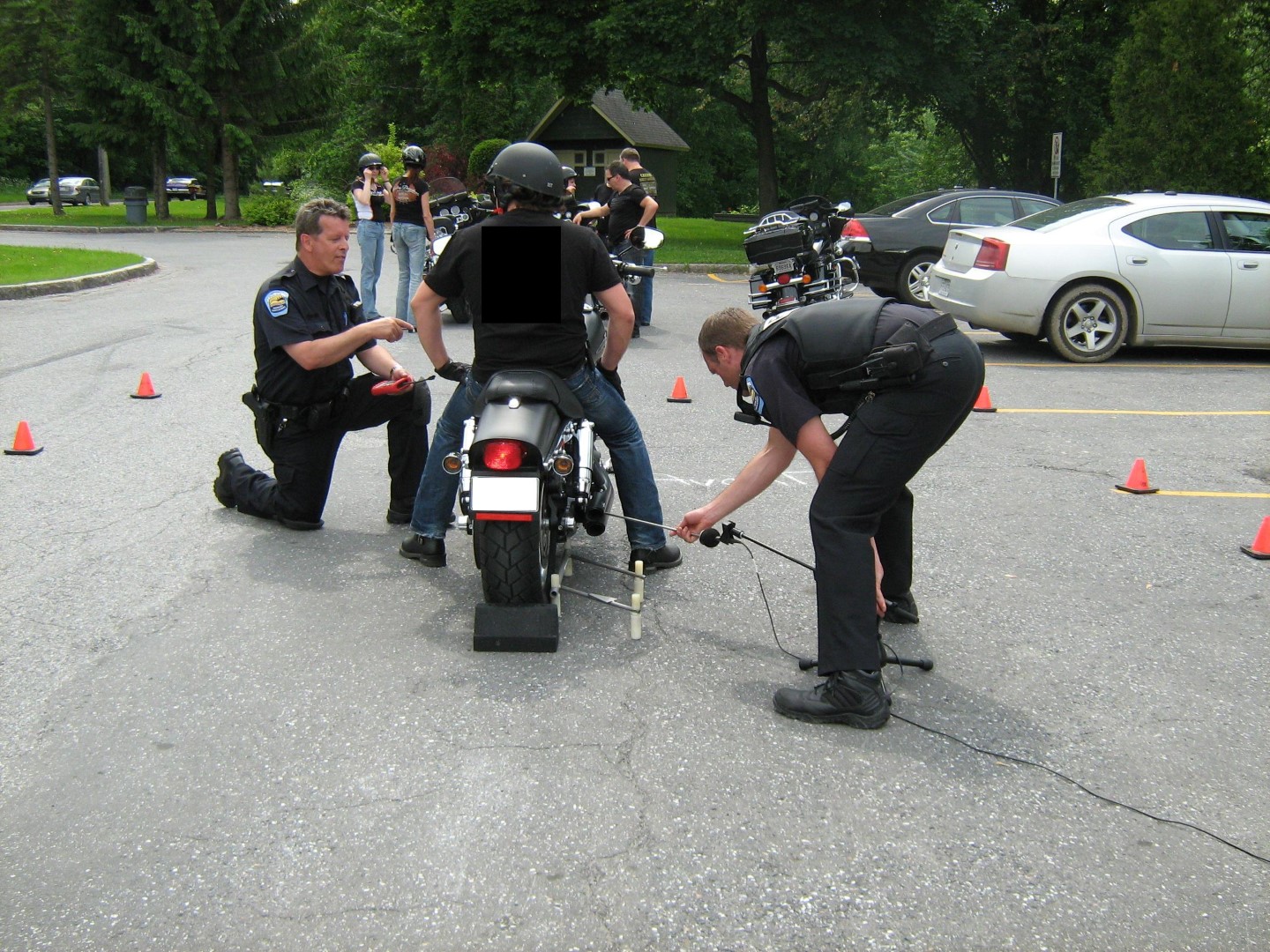 Cette opération de la Régie s'est déroulée dans le cadre d'un projet pilote de la Société de l’assurance automobile du Québec, qui vise à mesurer avec un sonomètre le bruit des motocyclettes et des cyclomoteurs modifiés.