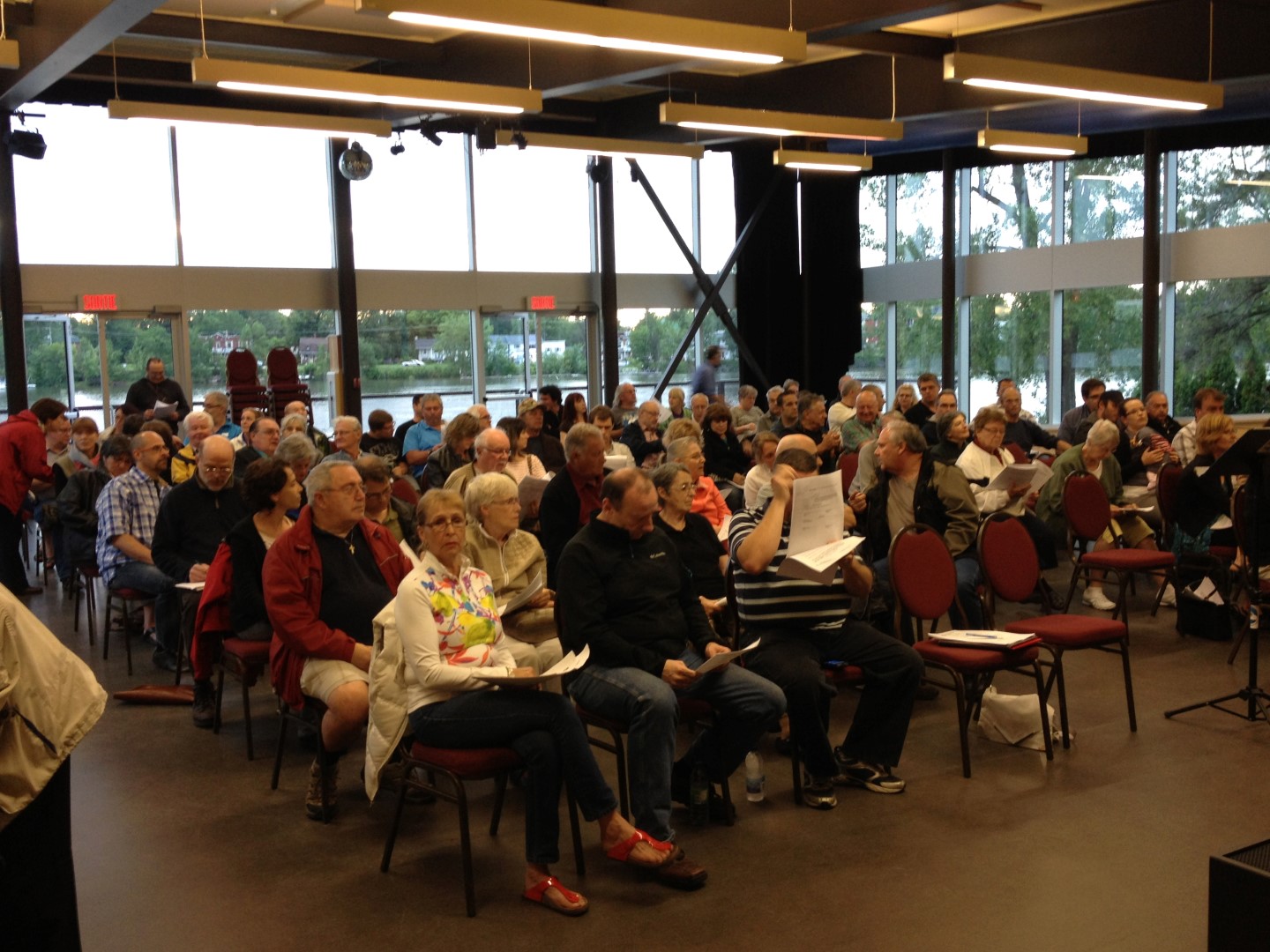 Près d’une centaine de citoyens ont assisté à la séance du conseil municipal d'Otterburn Park, en grande partie pour manifester contre la tenue du registre et l’entrée en vigueur du nouveau règlement de zonage.