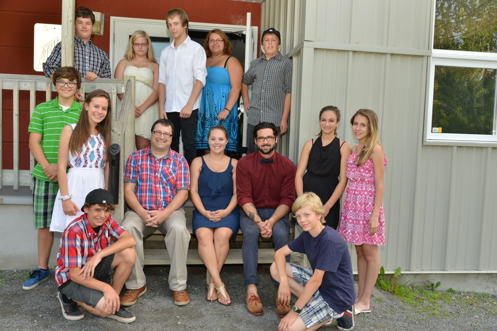 Le directeur de la Maison des jeunes Les Quatre fenêtres, Sylvain Morin, et les responsables du projet de la Coop Jeab, Marie-Ève Roy et David Guertin, entourés des jeunes entrepreneurs.