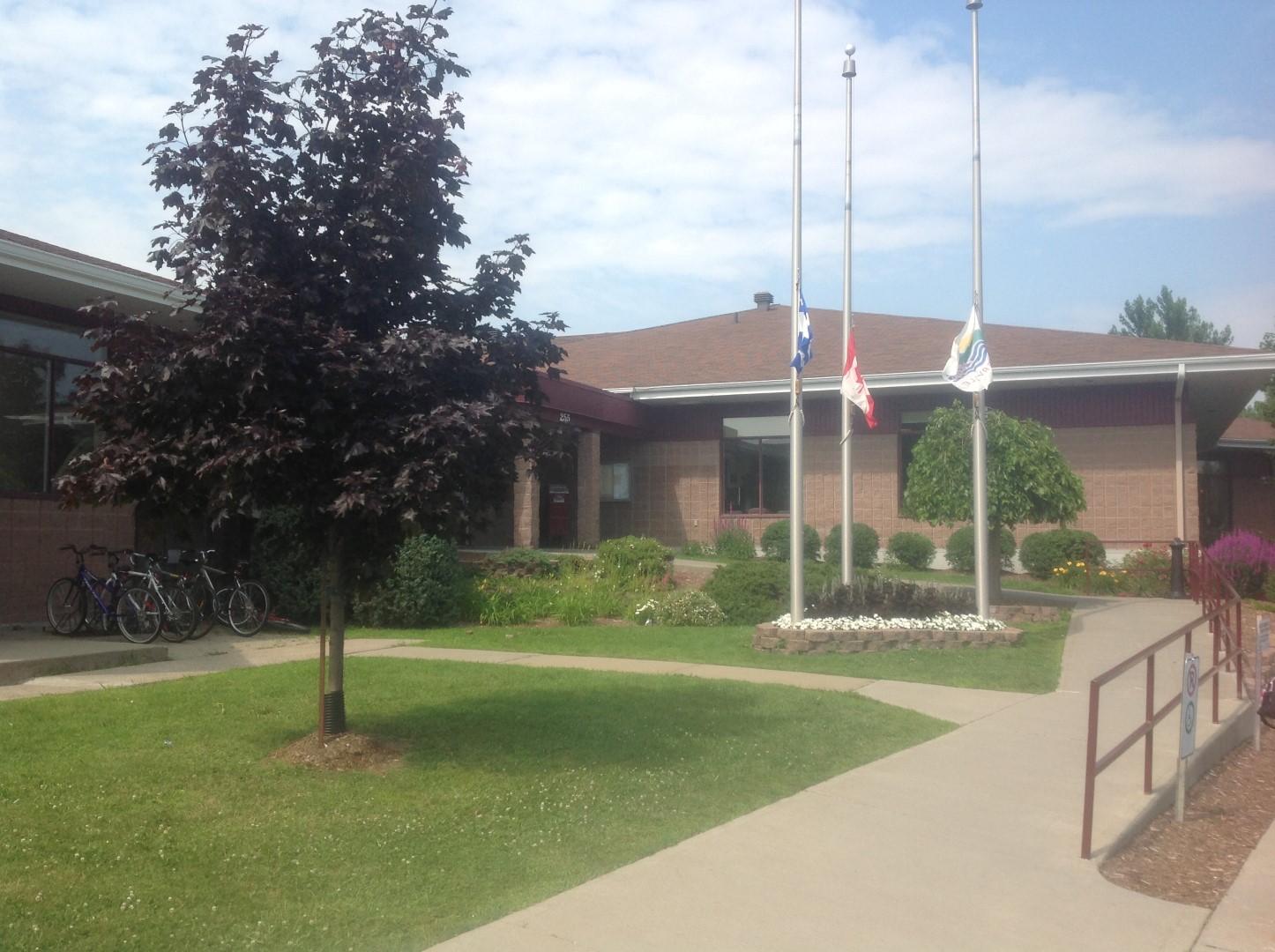 Tous les drapeaux des municipalités de la MRC de la Vallée-du-Richelieu ont été mis en berne, dont ceux à McMasterville.