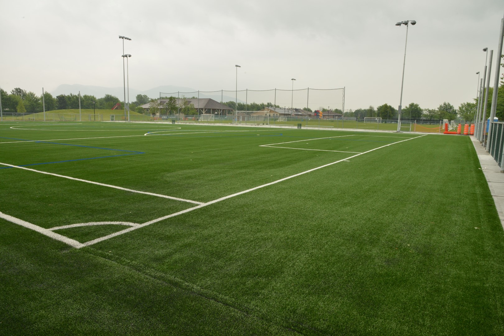 Le terrain de soccer est aménagé au coût de 1&nbsp;367&nbsp;000&nbsp;$, grâce à une subvention du gouvernement du Québec.