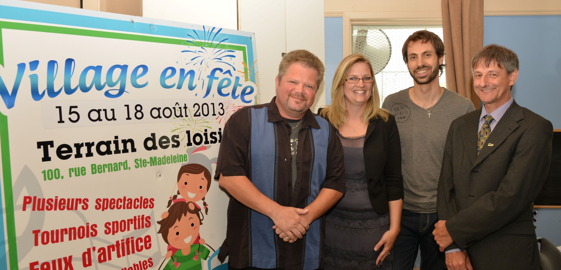 Les chanteurs de La Voix Dany Flinders et Jael Bird Joseph, en compagnie de Julie Dansereau, coordonnatrice aux loisirs de Sainte-Madeleine, et du maire par intérim de Sainte-Madeleine, André Lefèbvre.