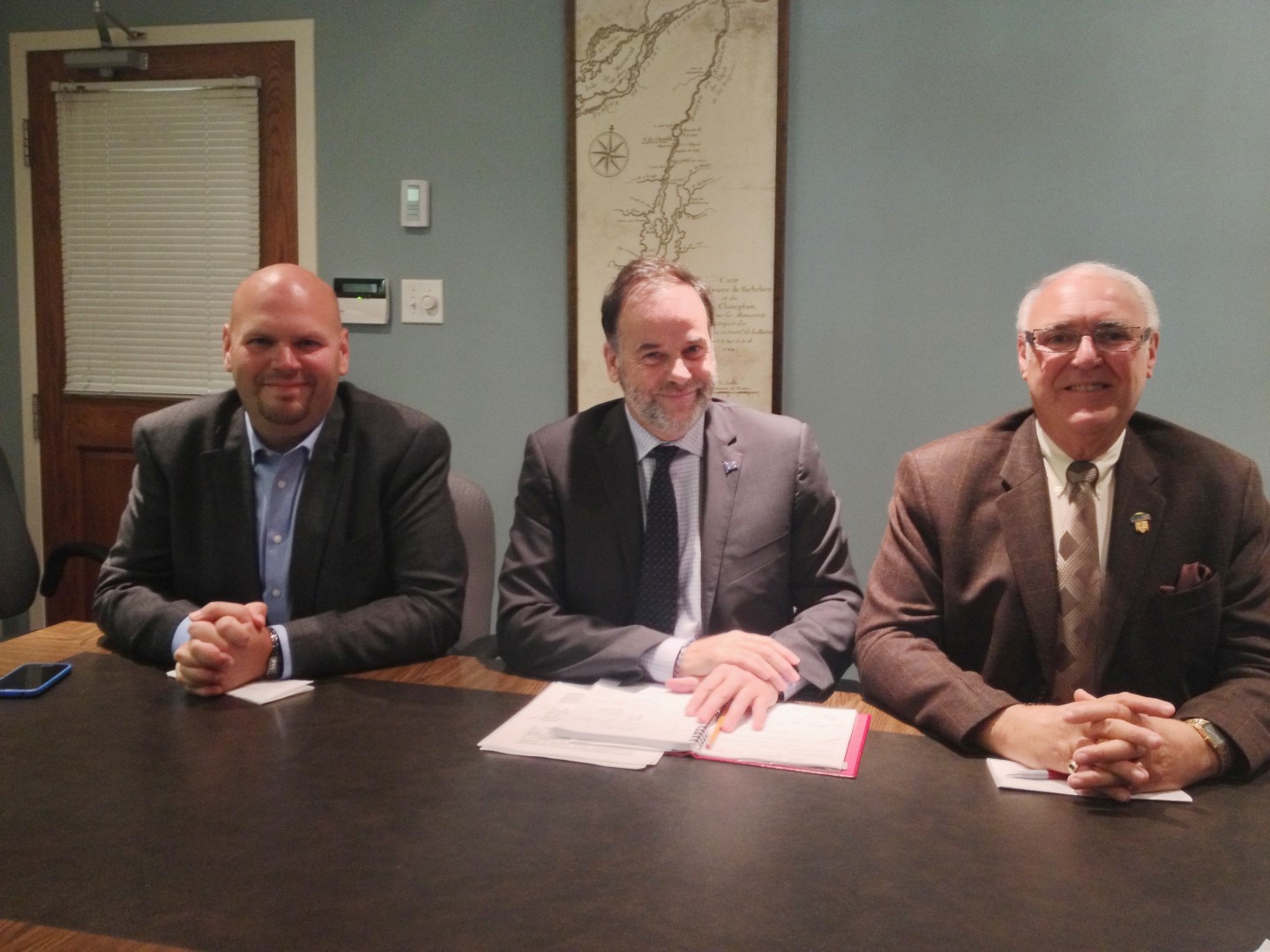 Simon Proulx, président de la Corporation de développement communautaire Vallée-du-Richelieu, Pierre Duchesne, député de Borduas et ministre, et Gilles Plante, préfet de la MRC de la Vallée-du-Richelieu.