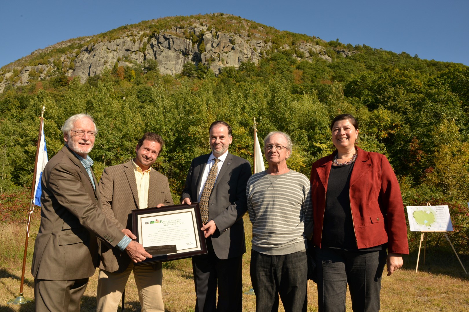 Michel Gilbert, maire de Mont-Saint-Hilaire, Yves-François Blanchet, ministre du Développement durable de l’Environnement, de la Faune et des Parcs, Pierre Duchesne, député de Borduas et ministre, Bernard Lefebvre, président du conseil d’administration du Centre de la Nature, et Nathalie Zinger, vice-présidente Québec de Conservation de la nature.