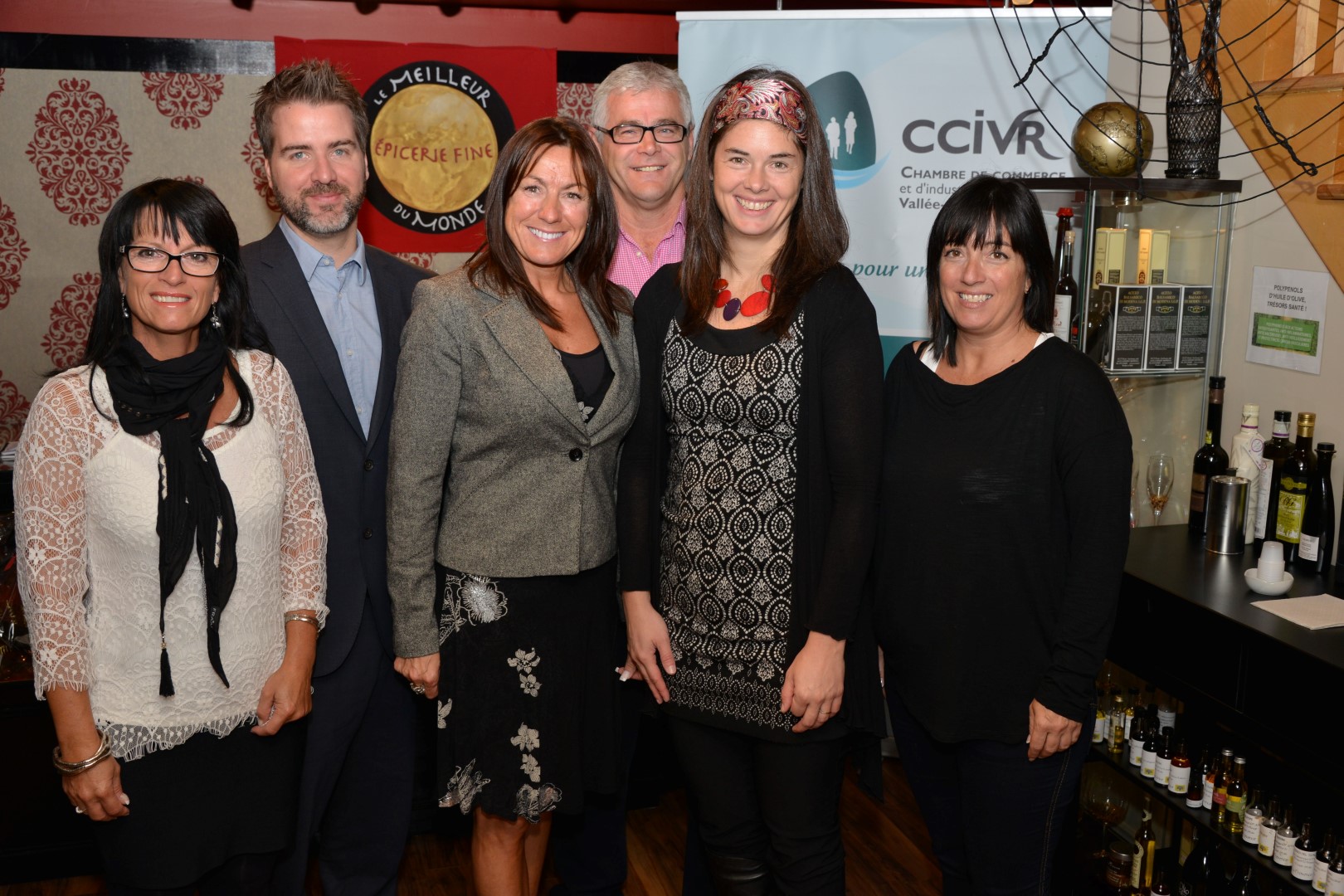 Mylene Arcand, vice-président, services aux membres de la CCIVR, Sebastien Sills, président de la CCIVR, Carole Tremblay, de Remax, Yvon Genest, de Psycho Beloeil, Anne Durocher, directrice générale de la CCIVR, et Chantal Boivin, propriétaire de la boutique Le Meilleur du Monde.