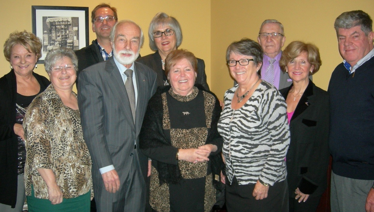 Diane Ducasse (conseille aux familles), Suzanne Girouard (membre du conseil d’administration), Yves Durocher (membre du c.a.), Yves Lessard (président du c.a.), Denise Loiselle (vice-présidente du c.a.), Françoise Jarret (honorée), Flore Barrière (directrice générale de la Société), André Tremblay (membre du c.a.), Odette Ouellet (membre du c.a.) et Réal Jeannotte (trésorier du c.a.).