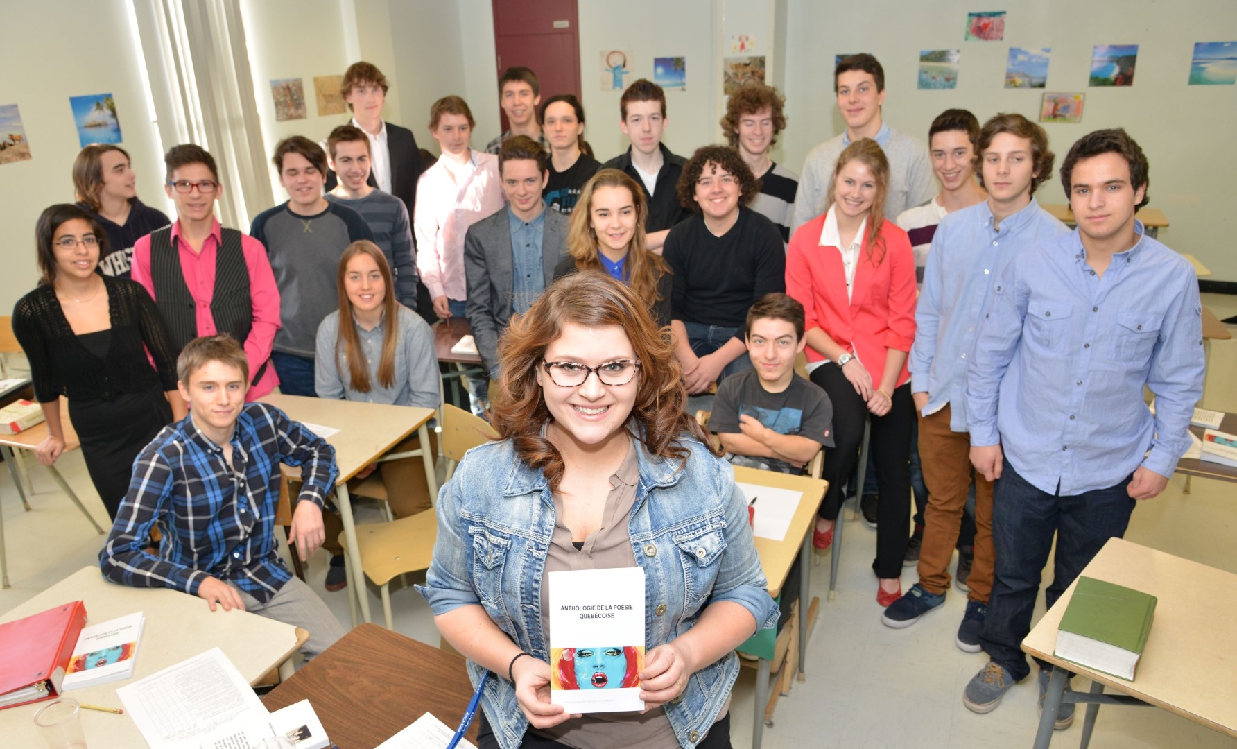 Bien que Geneviève Bérubé a terminé son stage en enseignement à l’école secondaire Ozias-Leduc, le vendredi 13 décembre, elle a l’impression de rester près de ses élèves de cinquième secondaire grâce au livre.