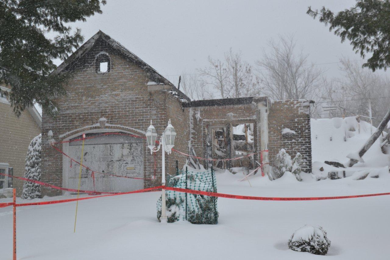 Maison ravagée par les flammes à Mont-Saint-Hilaire