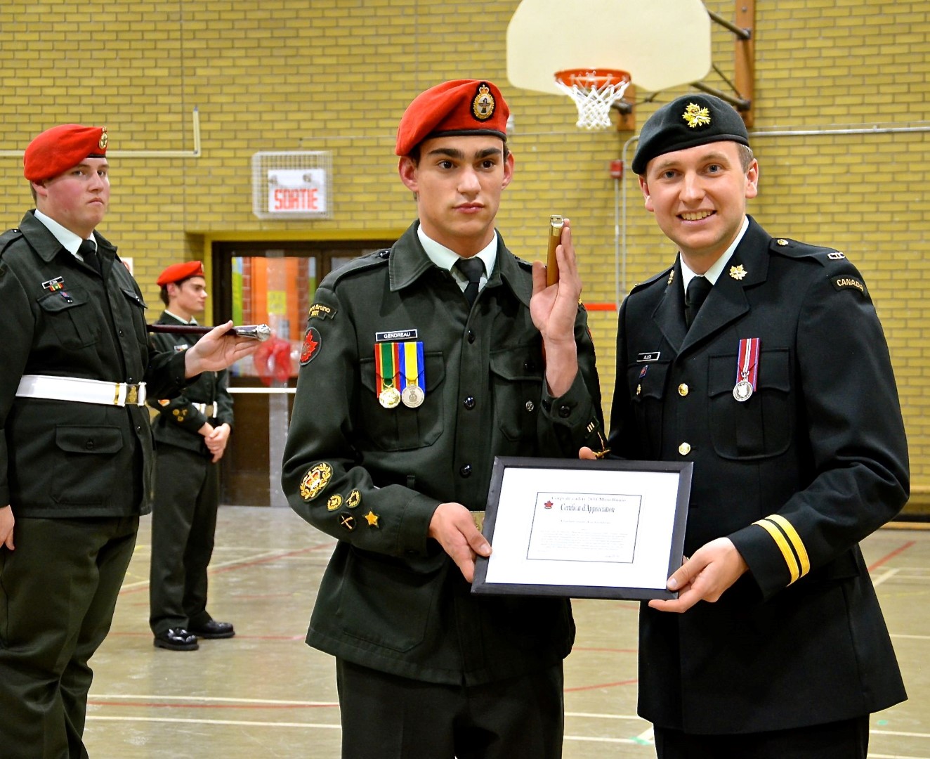 Le cadet adjudant-maître Luc Gendreau, de Saint-Basile-le-Grand, a reçu une mention du commandant par le capitaine Rudy Allen.