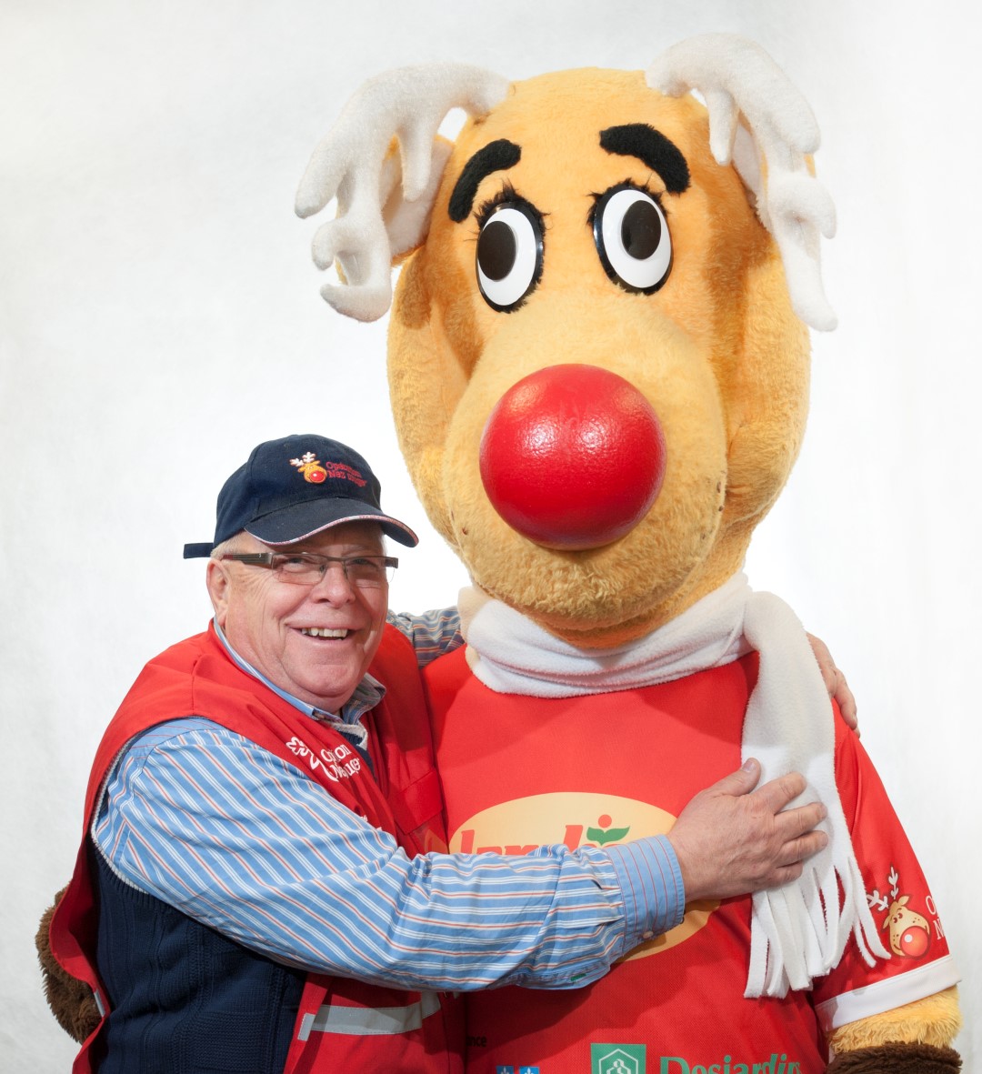 Le président et coordonnateur de l’Opération Nez rouge Vallée-du-Richelieu, Daniel Doucet, en compagnie de la mascotte.