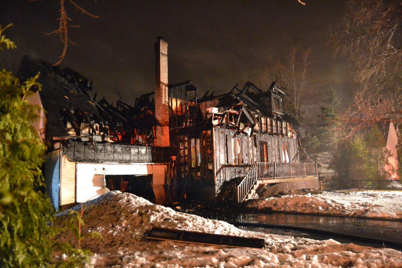 Des cendres mettent le feu à une maison