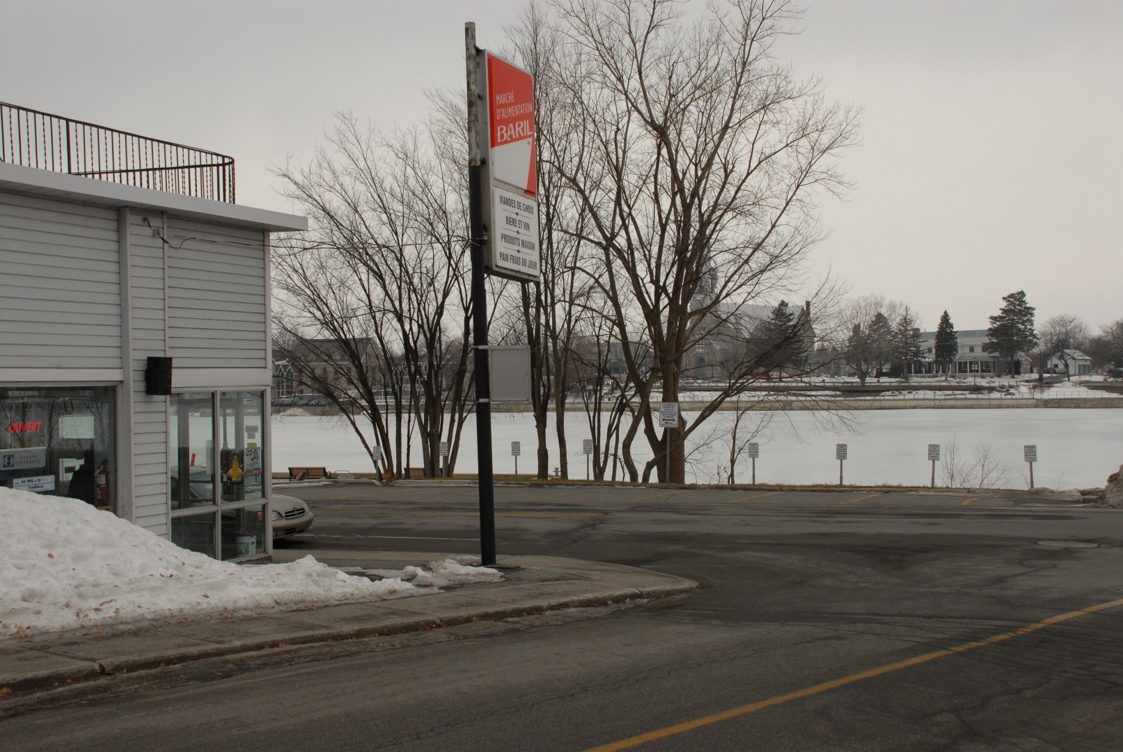 Des procédures judiciaires avaient été enclenchées à la suite de l'expropriation de ce terrain de 106,6 pieds carrés situé devant l'épicerie, sur le chemin des Patriotes.