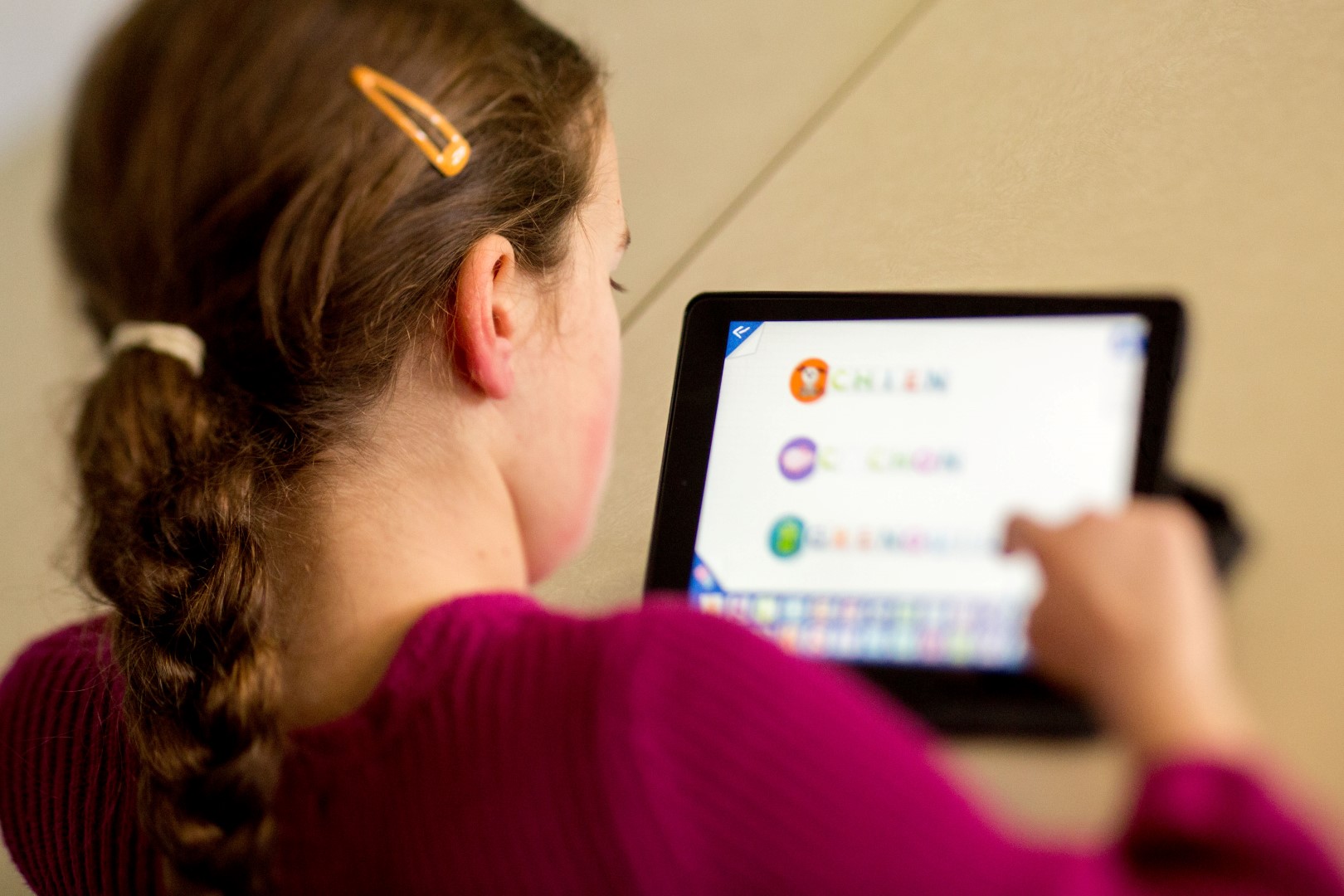 <!--[if gte mso 9]><xml> <o:OfficeDocumentSettings>  <o:AllowPNG/> </o:OfficeDocumentSettings></xml><![endif]-->L'objectif est d'offrir une tablette aux 3500 enfants autistes du Québec qui fréquentent des classes spécialisées au primaire et au secondaire d'ici cinq ans.<!--[if gte mso 9]><xml> <w:WordDocument>  <w:View>Normal</w:View>  <w:Zoom>0</w:Zoom>  <w:TrackMoves/>  <w:TrackFormatting/>  <w:PunctuationKerning/>  <w:ValidateAgainstSchemas/>  <w:SaveIfXMLInvalid>false</w:SaveIfXMLInvalid>  <w:IgnoreMixedContent>false</w:IgnoreMixedContent>  <w:AlwaysShowPlaceholderText>false</w:AlwaysShowPlaceholderText>  <w:DoNotPromoteQF/>  <w:LidThemeOther>EN-US</w:LidThemeOther>  <w:LidThemeAsian>X-NONE</w:LidThemeAsian>  <w:LidThemeComplexScript>X-NONE</w:LidThemeComplexScript>  <w:Compatibility>   <w:BreakWrappedTables/>   <w:SnapToGridInCell/>   <w:WrapTextWithPunct/>   <w:UseAsianBreakRules/>   <w:DontGrowAutofit/>   <w:SplitPgBreakAndParaMark/>   <w:EnableOpenTypeKerning/>   <w:DontFlipMirrorIndents/>   <w:OverrideTableStyleHps/>  </w:Compatibility>  <m:mathPr>   <m:mathFont m:val="Cambria Math"/>   <m:brkBin m:val="before"/>   <m:brkBinSub m:val="--"/>   <m:smallFrac m:val="off"/>   <m:dispDef/>   <m:lMargin m:val="0"/>   <m:rMargin m:val="0"/>   <m:defJc m:val="centerGroup"/>   <m:wrapIndent m:val="1440"/>   <m:intLim m:val="subSup"/>   <m:naryLim m:val="undOvr"/>  </m:mathPr></w:WordDocument></xml><![endif]--><!--[if gte mso 9]><xml> <w:LatentStyles DefLockedState="false" DefUnhideWhenUsed="true"  DefSemiHidden="true" DefQFormat="false" DefPriority="99"  LatentStyleCount="267">  <w:LsdException Locked="false" Priority="0" SemiHidden="false"   UnhideWhenUsed="false" QFormat="true" Name="Normal"/>  <w:LsdException Locked="false" Priority="9" SemiHidden="false"   UnhideWhenUsed="false" QFormat="true" Name="heading 1"/>  <w:LsdException Locked="false" Priority="9" QFormat="true" Name="heading 2"/>  <w:LsdException Locked="false" Priority="9" QFormat="true" Name="heading 3"/>  <w:LsdException Locked="false" Priority="9" QFormat="true" Name="heading 4"/>  <w:LsdException Locked="false" Priority="9" QFormat="true" Name="heading 5"/>  <w:LsdException Locked="false" Priority="9" QFormat="true" Name="heading 6"/>  <w:LsdException Locked="false" Priority="9" QFormat="true" Name="heading 7"/>  <w:LsdException Locked="false" Priority="9" QFormat="true" Name="heading 8"/>  <w:LsdException Locked="false" Priority="9" QFormat="true" Name="heading 9"/>  <w:LsdException Locked="false" Priority="39" Name="toc 1"/>  <w:LsdException Locked="false" Priority="39" Name="toc 2"/>  <w:LsdException Locked="false" Priority="39" Name="toc 3"/>  <w:LsdException Locked="false" Priority="39" Name="toc 4"/>  <w:LsdException Locked="false" Priority="39" Name="toc 5"/>  <w:LsdException Locked="false" Priority="39" Name="toc 6"/>  <w:LsdException Locked="false" Priority="39" Name="toc 7"/>  <w:LsdException Locked="false" Priority="39" Name="toc 8"/>  <w:LsdException Locked="false" Priority="39" Name="toc 9"/>  <w:LsdException Locked="false" Priority="35" QFormat="true" Name="caption"/>  <w:LsdException Locked="false" Priority="10" SemiHidden="false"   UnhideWhenUsed="false" QFormat="true" Name="Title"/>  <w:LsdException Locked="false" Priority="1" Name="Default Paragraph Font"/>  <w:LsdException Locked="false" Priority="11" SemiHidden="false"   UnhideWhenUsed="false" QFormat="true" Name="Subtitle"/>  <w:LsdException Locked="false" Priority="22" SemiHidden="false"   UnhideWhenUsed="false" QFormat="true" Name="Strong"/>  <w:LsdException Locked="false" Priority="20" SemiHidden="false"   UnhideWhenUsed="false" QFormat="true" Name="Emphasis"/>  <w:LsdException Locked="false" Priority="59" SemiHidden="false"   UnhideWhenUsed="false" Name="Table Grid"/>  <w:LsdException Locked="false" UnhideWhenUsed="false" Name="Placeholder Text"/>  <w:LsdException Locked="false" Priority="1" SemiHidden="false"   UnhideWhenUsed="false" QFormat="true" Name="No Spacing"/>  <w:LsdException Locked="false" Priority="60" SemiHidden="false"   UnhideWhenUsed="false" Name="Light Shading"/>  <w:LsdException Locked="false" Priority="61" SemiHidden="false"   UnhideWhenUsed="false" Name="Light List"/>  <w:LsdException Locked="false" Priority="62" SemiHidden="false"   UnhideWhenUsed="false" Name="Light Grid"/>  <w:LsdException Locked="false" Priority="63" SemiHidden="false"   UnhideWhenUsed="false" Name="Medium Shading 1"/>  <w:LsdException Locked="false" Priority="64" SemiHidden="false"   UnhideWhenUsed="false" Name="Medium Shading 2"/>  <w:LsdException Locked="false" Priority="65" SemiHidden="false"   UnhideWhenUsed="false" Name="Medium List 1"/>  <w:LsdException Locked="false" Priority="66" SemiHidden="false"   UnhideWhenUsed="false" Name="Medium List 2"/>  <w:LsdException Locked="false" Priority="67" SemiHidden="false"   UnhideWhenUsed="false" Name="Medium Grid 1"/>  <w:LsdException Locked="false" Priority="68" SemiHidden="false"   UnhideWhenUsed="false" Name="Medium Grid 2"/>  <w:LsdException Locked="false" Priority="69" SemiHidden="false"   UnhideWhenUsed="false" Name="Medium Grid 3"/>  <w:LsdException Locked="false" Priority="70" SemiHidden="false"   UnhideWhenUsed="false" Name="Dark List"/>  <w:LsdException Locked="false" Priority="71" SemiHidden="false"   UnhideWhenUsed="false" Name="Colorful Shading"/>  <w:LsdException Locked="false" Priority="72" SemiHidden="false"   UnhideWhenUsed="false" Name="Colorful List"/>  <w:LsdException Locked="false" Priority="73" SemiHidden="false"   UnhideWhenUsed="false" Name="Colorful Grid"/>  <w:LsdException Locked="false" Priority="60" SemiHidden="false"   UnhideWhenUsed="false" Name="Light Shading Accent 1"/>  <w:LsdException Locked="false" Priority="61" SemiHidden="false"   UnhideWhenUsed="false" Name="Light List Accent 1"/>  <w:LsdException Locked="false" Priority="62" SemiHidden="false"   UnhideWhenUsed="false" Name="Light Grid Accent 1"/>  <w:LsdException Locked="false" Priority="63" SemiHidden="false"   UnhideWhenUsed="false" Name="Medium Shading 1 Accent 1"/>  <w:LsdException Locked="false" Priority="64" SemiHidden="false"   UnhideWhenUsed="false" Name="Medium Shading 2 Accent 1"/>  <w:LsdException Locked="false" Priority="65" SemiHidden="false"   UnhideWhenUsed="false" Name="Medium List 1 Accent 1"/>  <w:LsdException Locked="false" UnhideWhenUsed="false" Name="Revision"/>  <w:LsdException Locked="false" Priority="34" SemiHidden="false"   UnhideWhenUsed="false" QFormat="true" Name="List Paragraph"/>  <w:LsdException Locked="false" Priority="29" SemiHidden="false"   UnhideWhenUsed="false" QFormat="true" Name="Quote"/>  <w:LsdException Locked="false" Priority="30" SemiHidden="false"   UnhideWhenUsed="false" QFormat="true" Name="Intense Quote"/>  <w:LsdException Locked="false" Priority="66" SemiHidden="false"   UnhideWhenUsed="false" Name="Medium List 2 Accent 1"/>  <w:LsdException Locked="false" Priority="67" SemiHidden="false"   UnhideWhenUsed="false" Name="Medium Grid 1 Accent 1"/>  <w:LsdException Locked="false" Priority="68" SemiHidden="false"   UnhideWhenUsed="false" Name="Medium Grid 2 Accent 1"/>  <w:LsdException Locked="false" Priority="69" SemiHidden="false"   UnhideWhenUsed="false" Name="Medium Grid 3 Accent 1"/>  <w:LsdException Locked="false" Priority="70" SemiHidden="false"   UnhideWhenUsed="false" Name="Dark List Accent 1"/>  <w:LsdException Locked="false" Priority="71" SemiHidden="false"   UnhideWhenUsed="false" Name="Colorful Shading Accent 1"/>  <w:LsdException Locked="false" Priority="72" SemiHidden="false"   UnhideWhenUsed="false" Name="Colorful List Accent 1"/>  <w:LsdException Locked="false" Priority="73" SemiHidden="false"   UnhideWhenUsed="false" Name="Colorful Grid Accent 1"/>  <w:LsdException Locked="false" Priority="60" SemiHidden="false"   UnhideWhenUsed="false" Name="Light Shading Accent 2"/>  <w:LsdException Locked="false" Priority="61" SemiHidden="false"   UnhideWhenUsed="false" Name="Light List Accent 2"/>  <w:LsdException Locked="false" Priority="62" SemiHidden="false"   UnhideWhenUsed="false" Name="Light Grid Accent 2"/>  <w:LsdException Locked="false" Priority="63" SemiHidden="false"   UnhideWhenUsed="false" Name="Medium Shading 1 Accent 2"/>  <w:LsdException Locked="false" Priority="64" SemiHidden="false"   UnhideWhenUsed="false" Name="Medium Shading 2 Accent 2"/>  <w:LsdException Locked="false" Priority="65" SemiHidden="false"   UnhideWhenUsed="false" Name="Medium List 1 Accent 2"/>  <w:LsdException Locked="false" Priority="66" SemiHidden="false"   UnhideWhenUsed="false" Name="Medium List 2 Accent 2"/>  <w:LsdException Locked="false" Priority="67" SemiHidden="false"   UnhideWhenUsed="false" Name="Medium Grid 1 Accent 2"/>  <w:LsdException Locked="false" Priority="68" SemiHidden="false"   UnhideWhenUsed="false" Name="Medium Grid 2 Accent 2"/>  <w:LsdException Locked="false" Priority="69" SemiHidden="false"   UnhideWhenUsed="false" Name="Medium Grid 3 Accent 2"/>  <w:LsdException Locked="false" Priority="70" SemiHidden="false"   UnhideWhenUsed="false" Name="Dark List Accent 2"/>  <w:LsdException Locked="false" Priority="71" SemiHidden="false"   UnhideWhenUsed="false" Name="Colorful Shading Accent 2"/>  <w:LsdException Locked="false" Priority="72" SemiHidden="false"   UnhideWhenUsed="false" Name="Colorful List Accent 2"/>  <w:LsdException Locked="false" Priority="73" SemiHidden="false"   UnhideWhenUsed="false" Name="Colorful Grid Accent 2"/>  <w:LsdException Locked="false" Priority="60" SemiHidden="false"   UnhideWhenUsed="false" Name="Light Shading Accent 3"/>  <w:LsdException Locked="false" Priority="61" SemiHidden="false"   UnhideWhenUsed="false" Name="Light List Accent 3"/>  <w:LsdException Locked="false" Priority="62" SemiHidden="false"   UnhideWhenUsed="false" Name="Light Grid Accent 3"/>  <w:LsdException Locked="false" Priority="63" SemiHidden="false"   UnhideWhenUsed="false" Name="Medium Shading 1 Accent 3"/>  <w:LsdException Locked="false" Priority="64" SemiHidden="false"   UnhideWhenUsed="false" Name="Medium Shading 2 Accent 3"/>  <w:LsdException Locked="false" Priority="65" SemiHidden="false"   UnhideWhenUsed="false" Name="Medium List 1 Accent 3"/>  <w:LsdException Locked="false" Priority="66" SemiHidden="false"   UnhideWhenUsed="false" Name="Medium List 2 Accent 3"/>  <w:LsdException Locked="false" Priority="67" SemiHidden="false"   UnhideWhenUsed="false" Name="Medium Grid 1 Accent 3"/>  <w:LsdException Locked="false" Priority="68" SemiHidden="false"   UnhideWhenUsed="false" Name="Medium Grid 2 Accent 3"/>  <w:LsdException Locked="false" Priority="69" SemiHidden="false"   UnhideWhenUsed="false" Name="Medium Grid 3 Accent 3"/>  <w:LsdException Locked="false" Priority="70" SemiHidden="false"   UnhideWhenUsed="false" Name="Dark List Accent 3"/>  <w:LsdException Locked="false" Priority="71" SemiHidden="false"   UnhideWhenUsed="false" Name="Colorful Shading Accent 3"/>  <w:LsdException Locked="false" Priority="72" SemiHidden="false"   UnhideWhenUsed="false" Name="Colorful List Accent 3"/>  <w:LsdException Locked="false" Priority="73" SemiHidden="false"   UnhideWhenUsed="false" Name="Colorful Grid Accent 3"/>  <w:LsdException Locked="false" Priority="60" SemiHidden="false"   UnhideWhenUsed="false" Name="Light Shading Accent 4"/>  <w:LsdException Locked="false" Priority="61" SemiHidden="false"   UnhideWhenUsed="false" Name="Light List Accent 4"/>  <w:LsdException Locked="false" Priority="62" SemiHidden="false"   UnhideWhenUsed="false" Name="Light Grid Accent 4"/>  <w:LsdException Locked="false" Priority="63" SemiHidden="false"   UnhideWhenUsed="false" Name="Medium Shading 1 Accent 4"/>  <w:LsdException Locked="false" Priority="64" SemiHidden="false"   UnhideWhenUsed="false" Name="Medium Shading 2 Accent 4"/>  <w:LsdException Locked="false" Priority="65" SemiHidden="false"   UnhideWhenUsed="false" Name="Medium List 1 Accent 4"/>  <w:LsdException Locked="false" Priority="66" SemiHidden="false"   UnhideWhenUsed="false" Name="Medium List 2 Accent 4"/>  <w:LsdException Locked="false" Priority="67" SemiHidden="false"   UnhideWhenUsed="false" Name="Medium Grid 1 Accent 4"/>  <w:LsdException Locked="false" Priority="68" SemiHidden="false"   UnhideWhenUsed="false" Name="Medium Grid 2 Accent 4"/>  <w:LsdException Locked="false" Priority="69" SemiHidden="false"   UnhideWhenUsed="false" Name="Medium Grid 3 Accent 4"/>  <w:LsdException Locked="false" Priority="70" SemiHidden="false"   UnhideWhenUsed="false" Name="Dark List Accent 4"/>  <w:LsdException Locked="false" Priority="71" SemiHidden="false"   UnhideWhenUsed="false" Name="Colorful Shading Accent 4"/>  <w:LsdException Locked="false" Priority="72" SemiHidden="false"   UnhideWhenUsed="false" Name="Colorful List Accent 4"/>  <w:LsdException Locked="false" Priority="73" SemiHidden="false"   UnhideWhenUsed="false" Name="Colorful Grid Accent 4"/>  <w:LsdException Locked="false" Priority="60" SemiHidden="false"   UnhideWhenUsed="false" Name="Light Shading Accent 5"/>  <w:LsdException Locked="false" Priority="61" SemiHidden="false"   UnhideWhenUsed="false" Name="Light List Accent 5"/>  <w:LsdException Locked="false" Priority="62" SemiHidden="false"   UnhideWhenUsed="false" Name="Light Grid Accent 5"/>  <w:LsdException Locked="false" Priority="63" SemiHidden="false"   UnhideWhenUsed="false" Name="Medium Shading 1 Accent 5"/>  <w:LsdException Locked="false" Priority="64" SemiHidden="false"   UnhideWhenUsed="false" Name="Medium Shading 2 Accent 5"/>  <w:LsdException Locked="false" Priority="65" SemiHidden="false"   UnhideWhenUsed="false" Name="Medium List 1 Accent 5"/>  <w:LsdException Locked="false" Priority="66" SemiHidden="false"   UnhideWhenUsed="false" Name="Medium List 2 Accent 5"/>  <w:LsdException Locked="false" Priority="67" SemiHidden="false"   UnhideWhenUsed="false" Name="Medium Grid 1 Accent 5"/>  <w:LsdException Locked="false" Priority="68" SemiHidden="false"   UnhideWhenUsed="false" Name="Medium Grid 2 Accent 5"/>  <w:LsdException Locked="false" Priority="69" SemiHidden="false"   UnhideWhenUsed="false" Name="Medium Grid 3 Accent 5"/>  <w:LsdException Locked="false" Priority="70" SemiHidden="false"   UnhideWhenUsed="false" Name="Dark List Accent 5"/>  <w:LsdException Locked="false" Priority="71" SemiHidden="false"   UnhideWhenUsed="false" Name="Colorful Shading Accent 5"/>  <w:LsdException Locked="false" Priority="72" SemiHidden="false"   UnhideWhenUsed="false" Name="Colorful List Accent 5"/>  <w:LsdException Locked="false" Priority="73" SemiHidden="false"   UnhideWhenUsed="false" Name="Colorful Grid Accent 5"/>  <w:LsdException Locked="false" Priority="60" SemiHidden="false"   UnhideWhenUsed="false" Name="Light Shading Accent 6"/>  <w:LsdException Locked="false" Priority="61" SemiHidden="false"   UnhideWhenUsed="false" Name="Light List Accent 6"/>  <w:LsdException Locked="false" Priority="62" SemiHidden="false"   UnhideWhenUsed="false" Name="Light Grid Accent 6"/>  <w:LsdException Locked="false" Priority="63" SemiHidden="false"   UnhideWhenUsed="false" Name="Medium Shading 1 Accent 6"/>  <w:LsdException Locked="false" Priority="64" SemiHidden="false"   UnhideWhenUsed="false" Name="Medium Shading 2 Accent 6"/>  <w:LsdException Locked="false" Priority="65" SemiHidden="false"   UnhideWhenUsed="false" Name="Medium List 1 Accent 6"/>  <w:LsdException Locked="false" Priority="66" SemiHidden="false"   UnhideWhenUsed="false" Name="Medium List 2 Accent 6"/>  <w:LsdException Locked="false" Priority="67" SemiHidden="false"   UnhideWhenUsed="false" Name="Medium Grid 1 Accent 6"/>  <w:LsdException Locked="false" Priority="68" SemiHidden="false"   UnhideWhenUsed="false" Name="Medium Grid 2 Accent 6"/>  <w:LsdException Locked="false" Priority="69" SemiHidden="false"   UnhideWhenUsed="false" Name="Medium Grid 3 Accent 6"/>  <w:LsdException Locked="false" Priority="70" SemiHidden="false"   UnhideWhenUsed="false" Name="Dark List Accent 6"/>  <w:LsdException Locked="false" Priority="71" SemiHidden="false"   UnhideWhenUsed="false" Name="Colorful Shading Accent 6"/>  <w:LsdException Locked="false" Priority="72" SemiHidden="false"   UnhideWhenUsed="false" Name="Colorful List Accent 6"/>  <w:LsdException Locked="false" Priority="73" SemiHidden="false"   UnhideWhenUsed="false" Name="Colorful Grid Accent 6"/>  <w:LsdException Locked="false" Priority="19" SemiHidden="false"   UnhideWhenUsed="false" QFormat="true" Name="Subtle Emphasis"/>  <w:LsdException Locked="false" Priority="21" SemiHidden="false"   UnhideWhenUsed="false" QFormat="true" Name="Intense Emphasis"/>  <w:LsdException Locked="false" Priority="31" SemiHidden="false"   UnhideWhenUsed="false" QFormat="true" Name="Subtle Reference"/>  <w:LsdException Locked="false" Priority="32" SemiHidden="false"   UnhideWhenUsed="false" QFormat="true" Name="Intense Reference"/>  <w:LsdException Locked="false" Priority="33" SemiHidden="false"   UnhideWhenUsed="false" QFormat="true" Name="Book Title"/>  <w:LsdException Locked="false" Priority="37" Name="Bibliography"/>  <w:LsdException Locked="false" Priority="39" QFormat="true" Name="TOC Heading"/> </w:LatentStyles></xml><![endif]--><!--[if gte mso 10]><style> /* Style Definitions */ table.MsoNormalTable	{mso-style-name:"Tableau Normal";	mso-tstyle-rowband-size:0;	mso-tstyle-colband-size:0;	mso-style-noshow:yes;	mso-style-priority:99;	mso-style-parent:"";	mso-padding-alt:0cm 5.4pt 0cm 5.4pt;	mso-para-margin:0cm;	mso-para-margin-bottom:.0001pt;	mso-pagination:widow-orphan;	font-size:10.0pt;	font-family:"Times New Roman","serif";}</style><![endif]-->