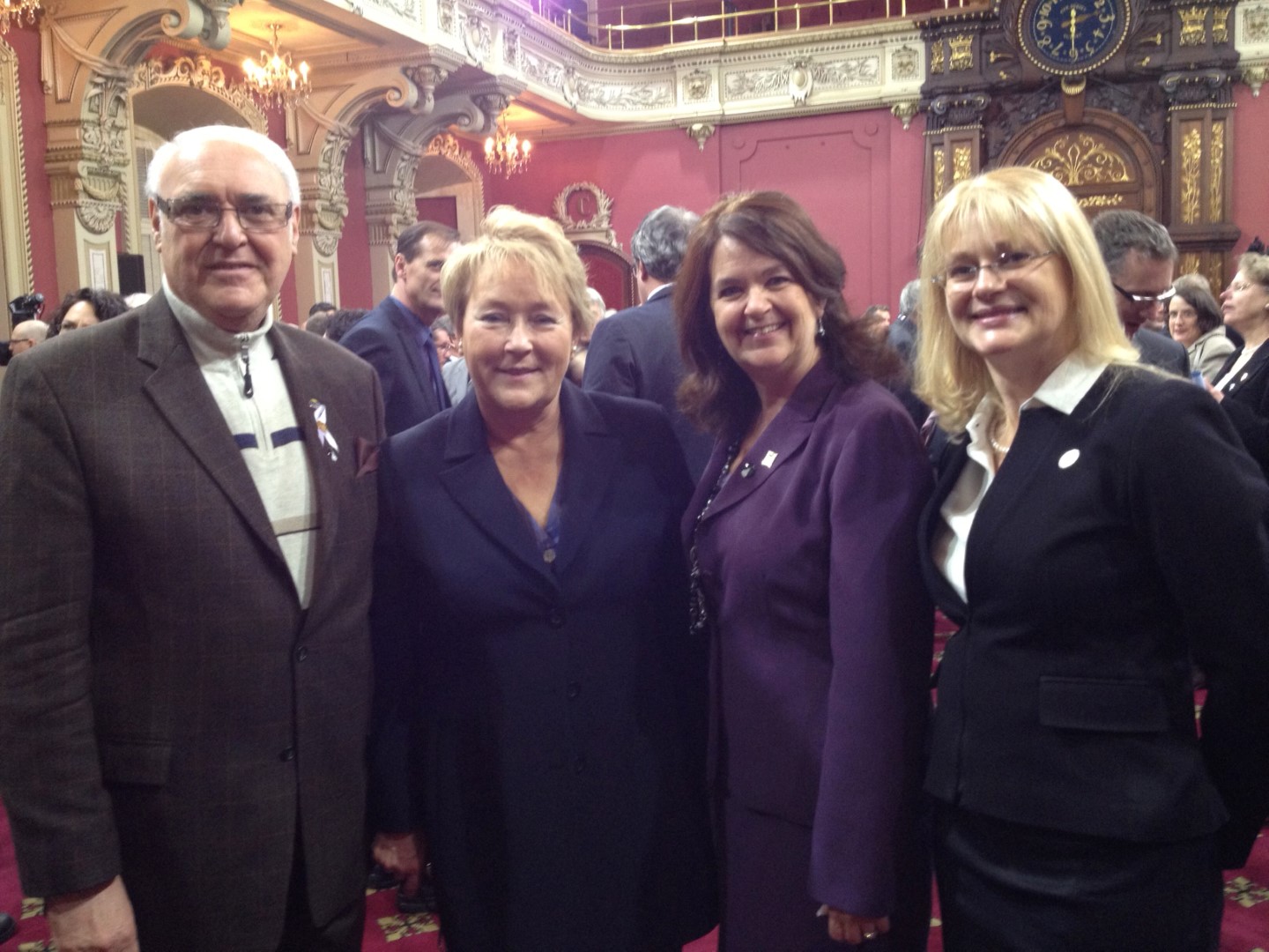 Gilles Plante, préfet de la MRC de la Vallée-du-Richelieu, Pauline Marois, première ministre, Suzanne Roy, préfet de la MRC de Marguerite-D’Youville, et Claire Bolduc, présidente de Solidarité rurale du Québec, lors du lancement de la Politique nationale de la ruralité 2014-2024, en décembre dernier.