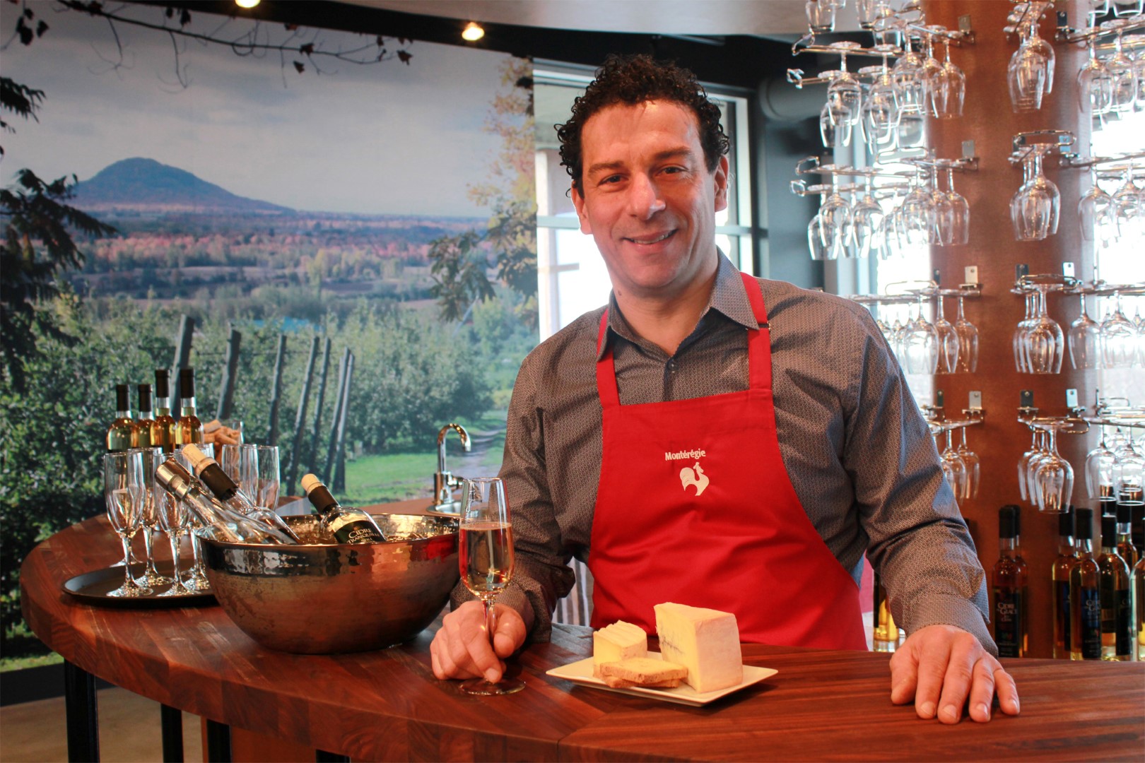 Juge à l’émission Les Chefs! de Radio-Canada, Pasquale Vari est le nouvel ambassadeur des Journées cidres et fromages en Montérégie.