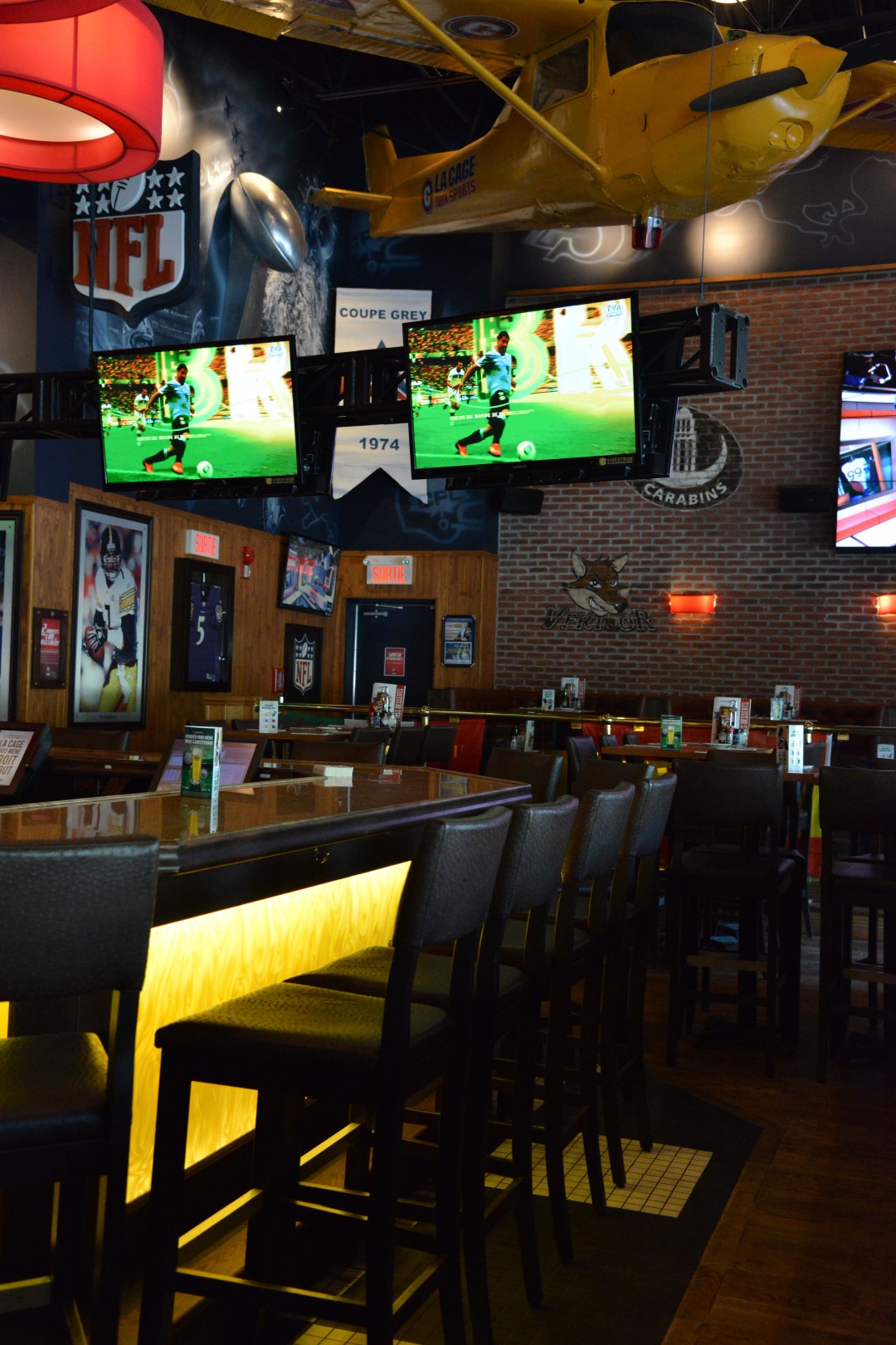 Les partisans de soccer visitent peu les bars de la région pour suivre la Coupe du monde. À La Cage aux Sports de Mont-Saint-Hilaire, l'atmosphère est loin de celle des séries éliminatoires au hockey.