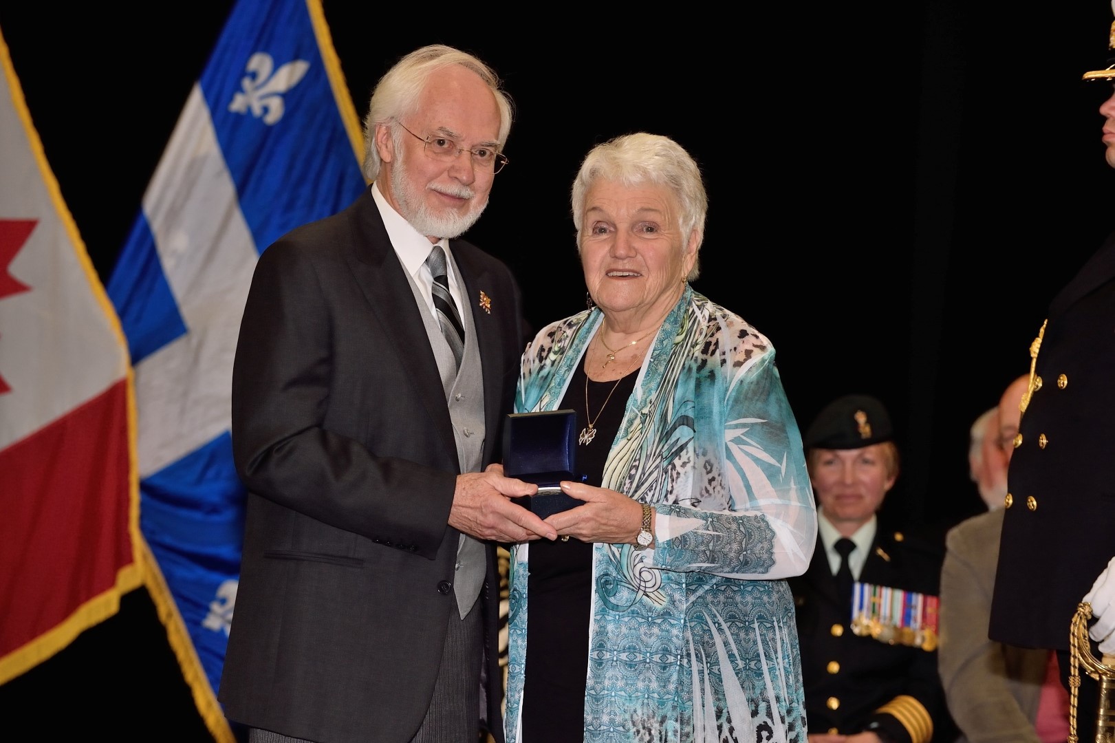 Colette Comeau a reçu sa médaille des mains du lieutenant-gouverneur du Québec, Pierre Duchesne.