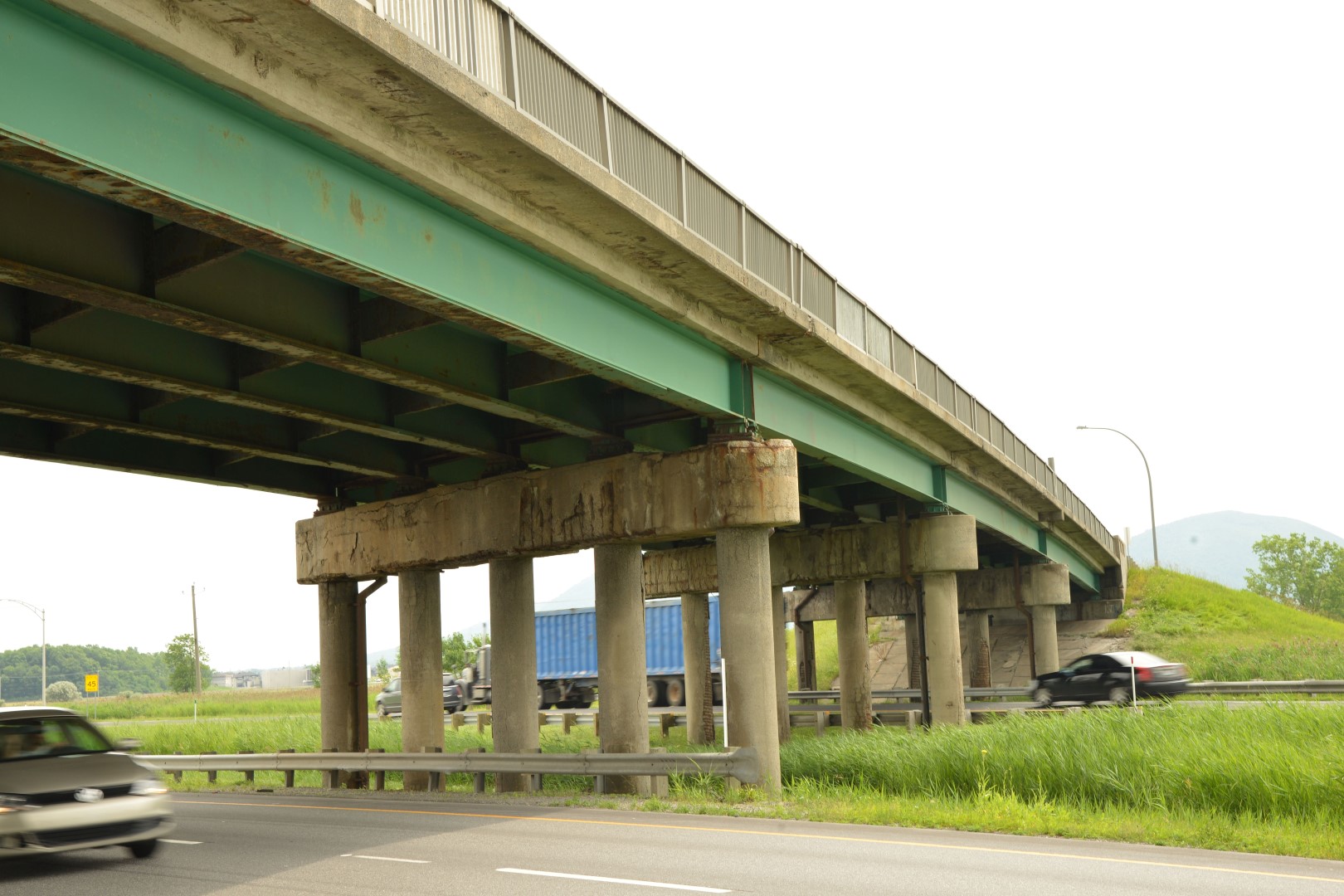 Le pont de la rue Saint-Jean-Baptiste qui enjambe l'autoroute 20, à Saint-Mathieu-de-Beloeil, sera reconstruit d'ici deux ans.