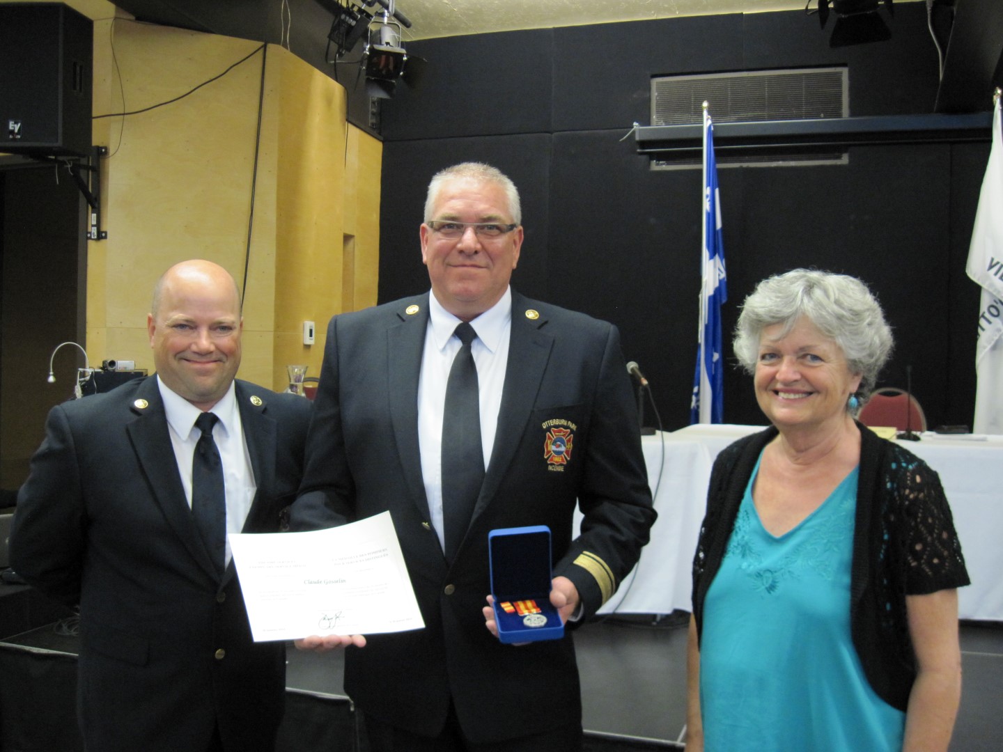John Thompson, directeur du Service de sécurité incendie et de sauvetage, le récipiendaire Claude Gosselin et la mairesse Danielle Lavoie.