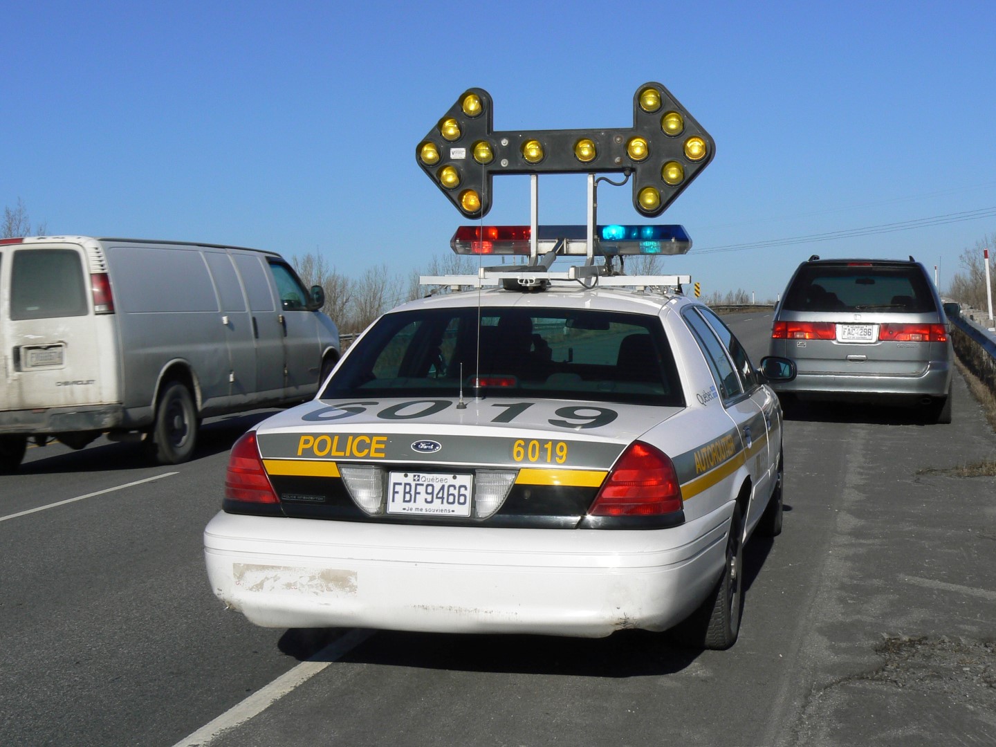 Les conducteurs ont l'obligation de s’éloigner le plus possible de certains véhicules lorsque ces derniers sont immobilisés, alors que les feux clignotants ou les gyrophares sont en fonction.