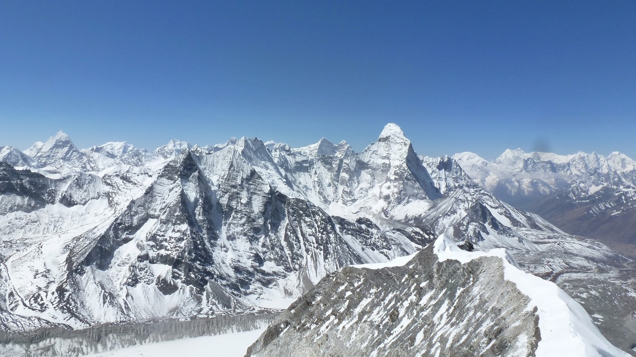 C'est le paysage que l'on peut voir une fois le sommet de l'Island Peak atteint. Il est situé à près de 6 200 mètres d'altitude.