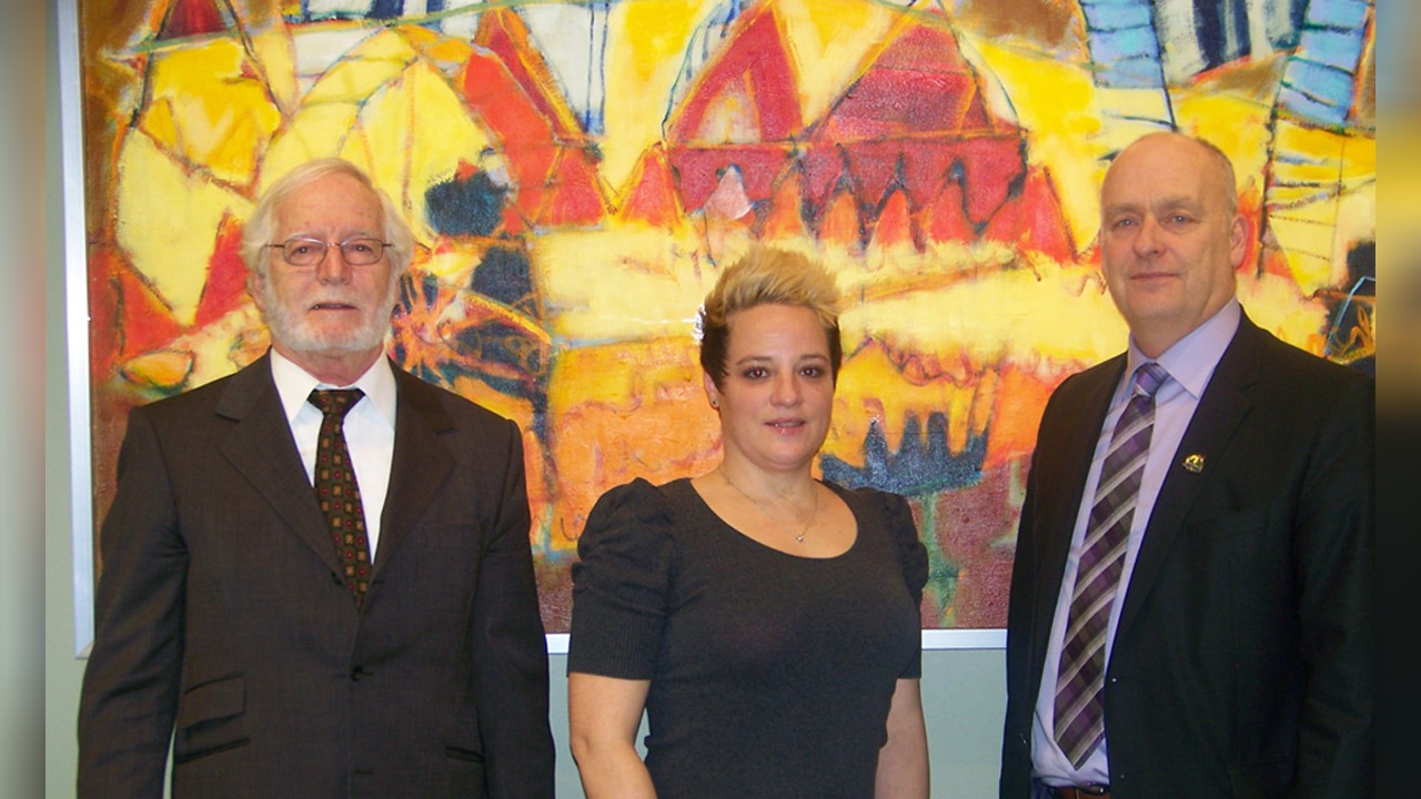 De gauche à droite, le maire de Mont-Saint-Hilaire lorsque Angèle Maltais était conseillère, Michel Gilbert, la fille de Mme Maltais, Élie Maltais et le maire actuel de Mont-Saint-Hilaire, Yves Corriveau, posent devant la toile de Mme Maltais.