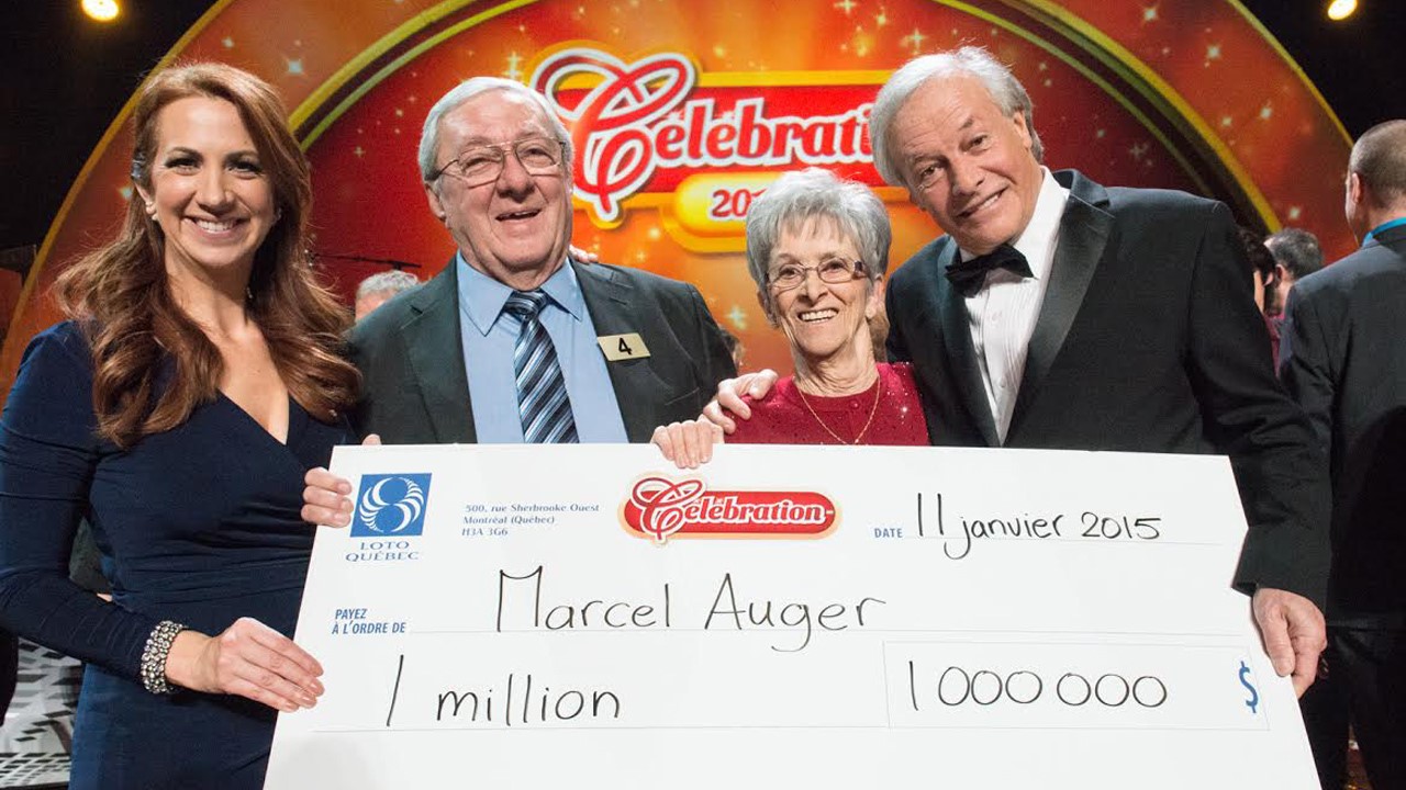 Mélanie Maynard (gauche) et Yves Corbeil (doite) ont remis le chèque d'un million de dollars à Marcel Auger et son épouse Louise (au centre).