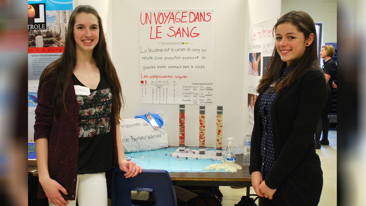 Ariane Vallerand-Roger et Clara Pinet-Germain ont remporté le premier prix dans la catégorie sénior pour le projet intitulé, Un voyage dans le sang.