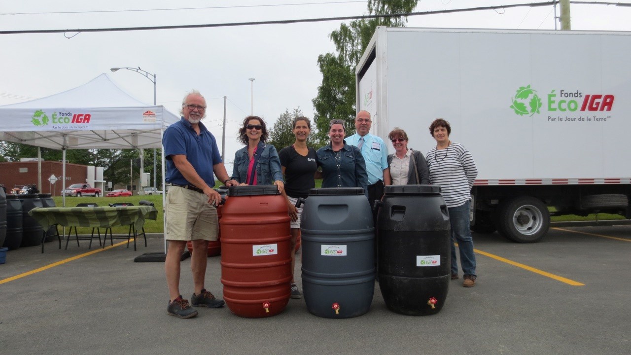 De gauche à droite: Gilles Gauthier, citoyen; Liane Tremblay, citoyenne; Mélissa Juillet, membre de l’escouade Fonds Éco IGA; Tracy Major, citoyenne; Conrad Huard, assistant directeur du IGA de Chandler; Louise Jones, citoyenne; Jocelyne Côté, citoyenne.