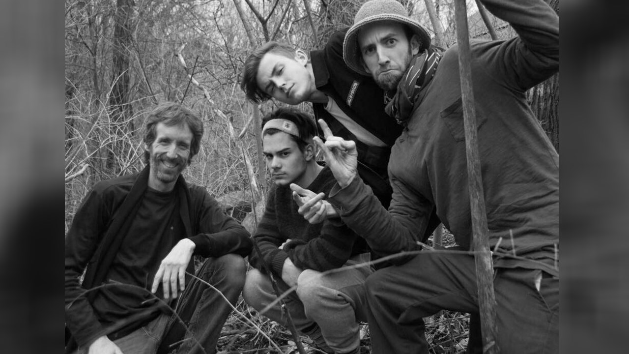 La jeune formation d’Otterburn Park, The Young Chords, formée du guitariste-chanteur Michael Simard avec son ami et collègue William Boyce à la guitare s’occupera de la première partie. Ils seront accompagnés du batteur Christophe Chabot et du bassiste Marc Godbout.
