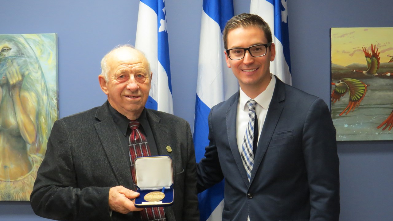 Normand Fontaine reçoit la médaille de l'Assemblée nationale des mains de Simon Jolin-Barrette