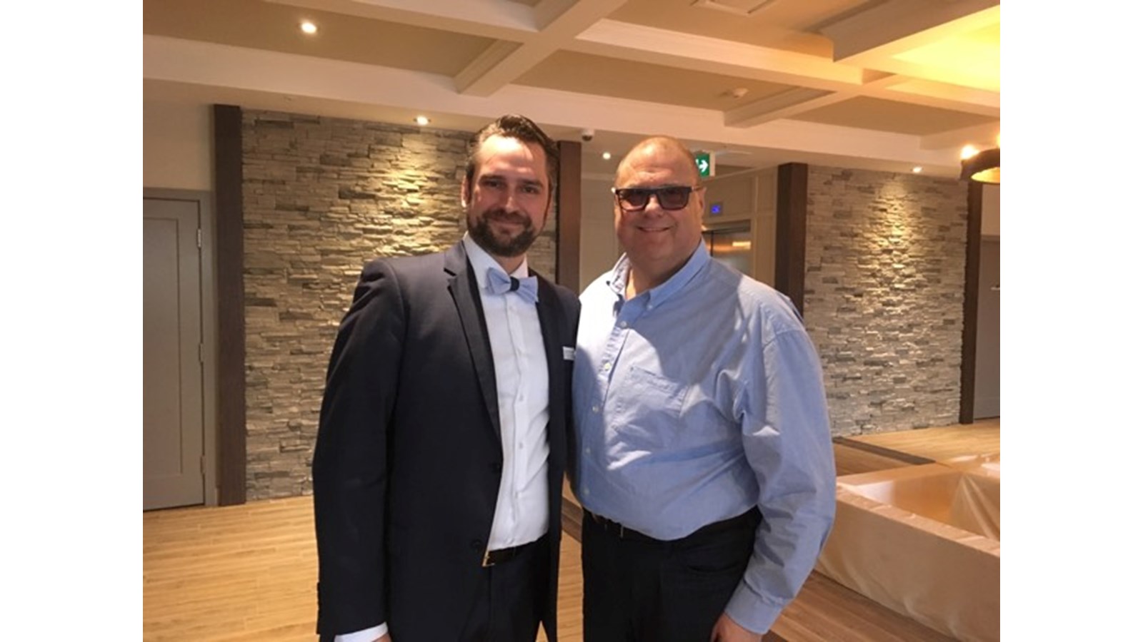 Marc-André Jamieson, directeur marketing du projet prend la pose avec le maire de La Prairie, Donat Serres.