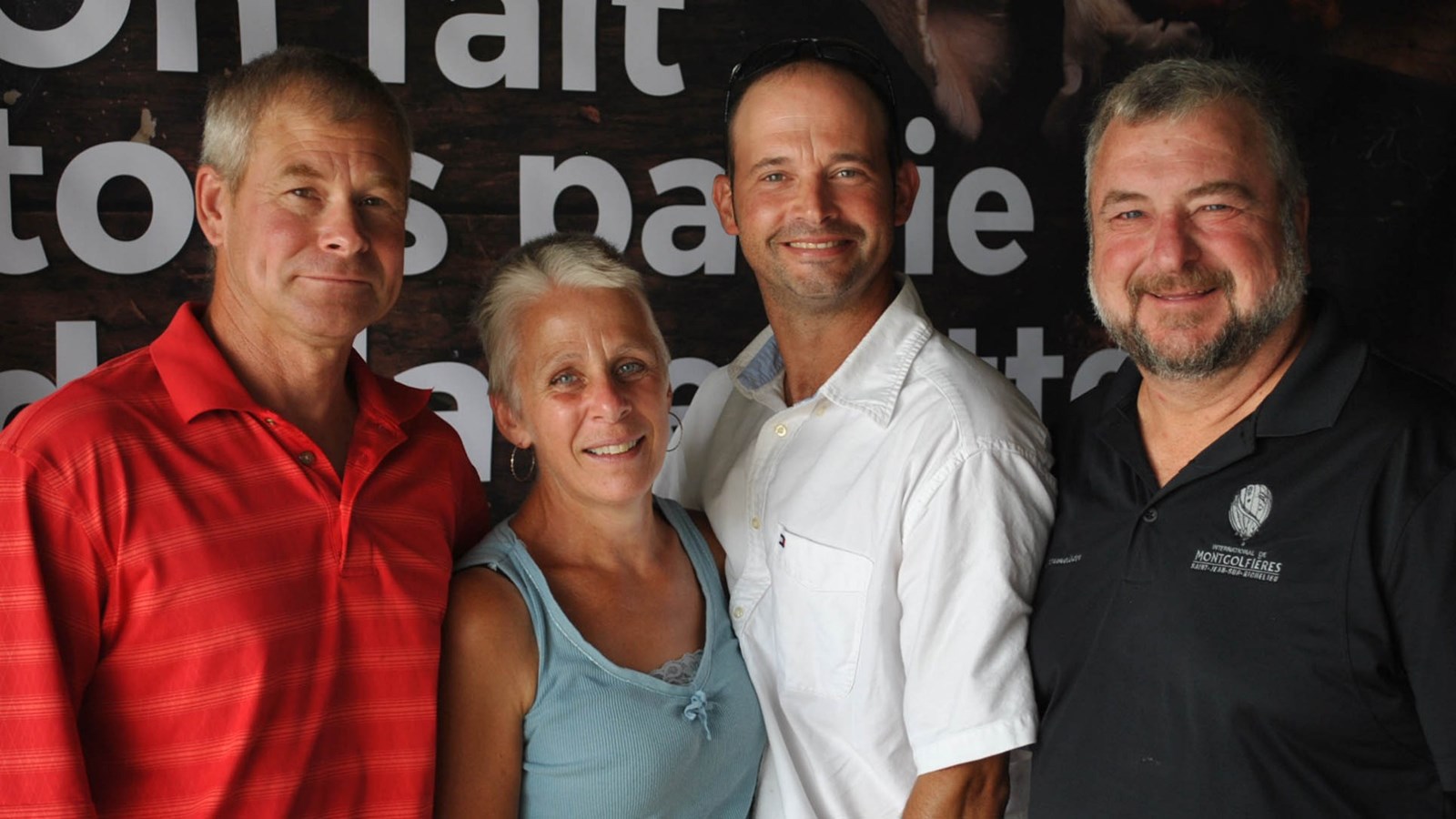Les propriétaires de la Ferme Denlais, de Mont-Saint-Grégoire, Denis Guertin et Suzanne Boulais, ont accueilli une centaine de personnes pour le déjeuner suivant l’envolée en montgolfières le lundi 13 août. On les aperçoit en compagnie de Sébastien Robert, du syndicat de l’UPA du Haut-Richelieu, et de Daniel Turcotte, de l’International de montgolfières.