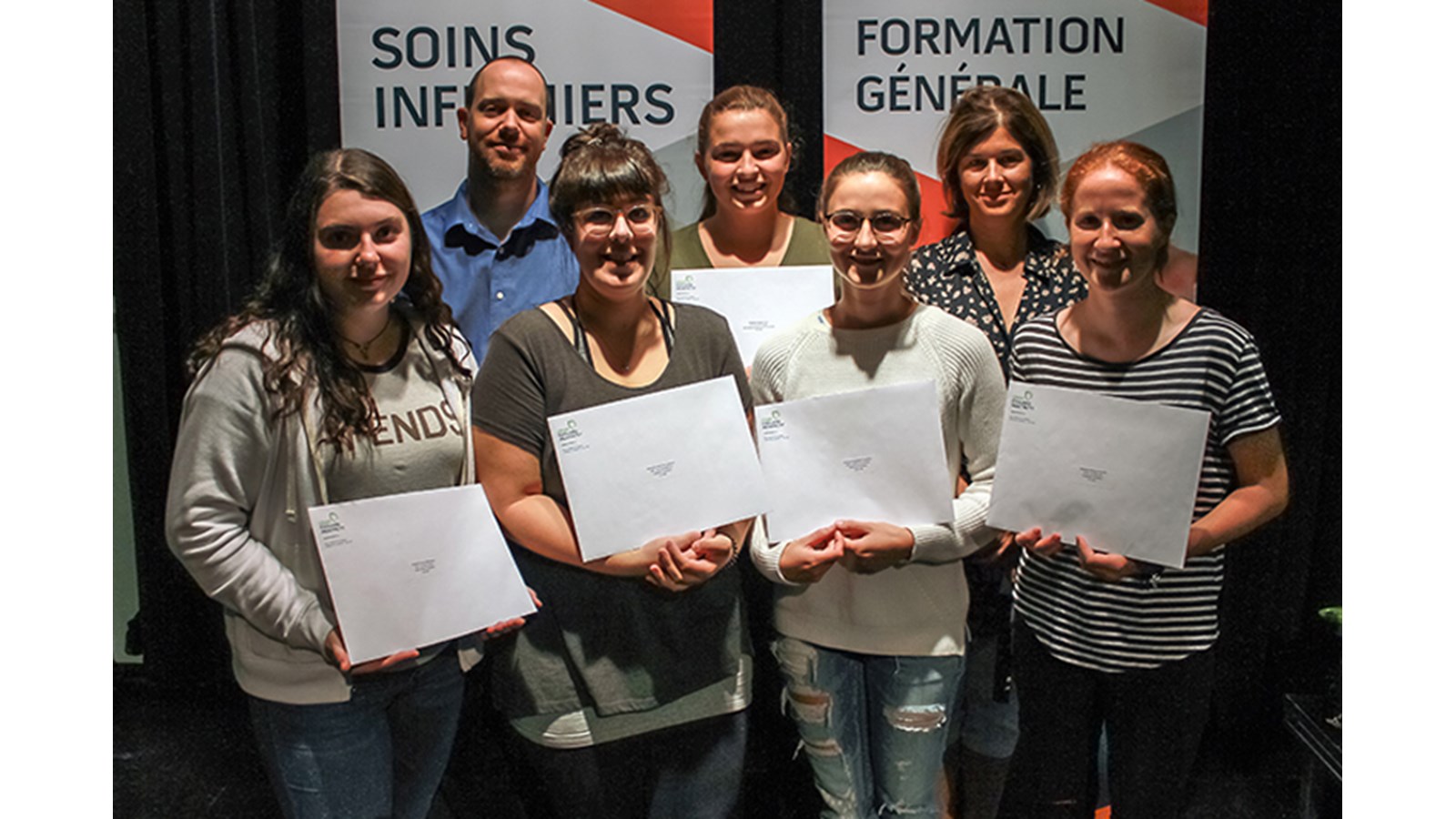 Première rangée : Laury Morisette, Catherine Laliberté, Raphaëlle Tremblay, Roxane Boucher. Deuxième rangée : Benjamin Duval, directeur adjoint des études, Rosalie Filion, Julie Boudreau, coordonnatrice du programme Soins infirmiers.