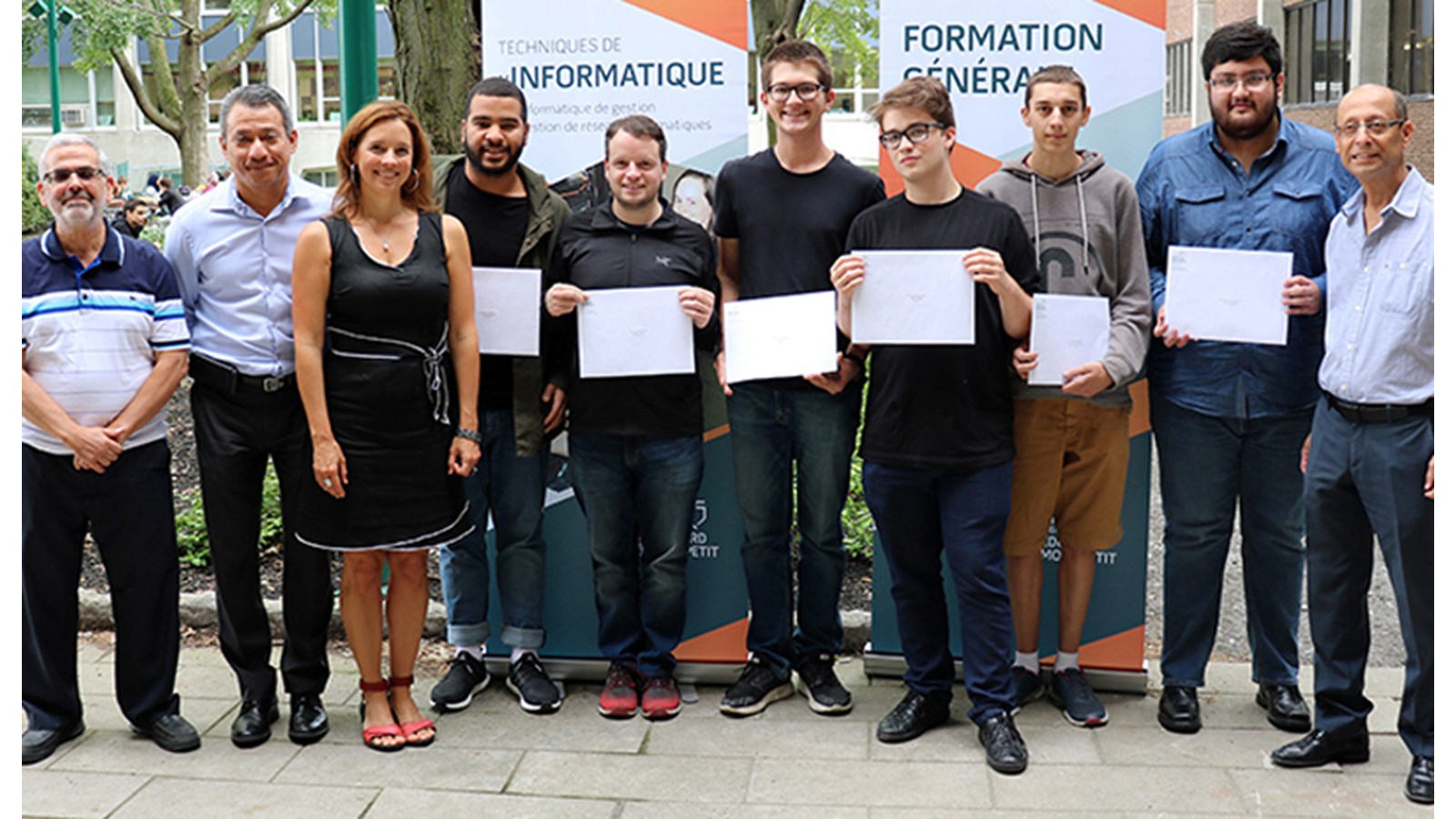 Said Cherkaoui et Hector Bustillo, enseignants au programme Techniques de l’informatique, Emmanuelle Roy, directrice adjointe des études; Keven Gelesko, Vincent Bégin-Brodeur, Laurent Bouchard, Vincent De Cooman, Hugo Rhéaume-Simard, Joao Leandro Riveros-Ceron, Belhachemi Ouldali, coordonnateur du programme Techniques de l’informatique.