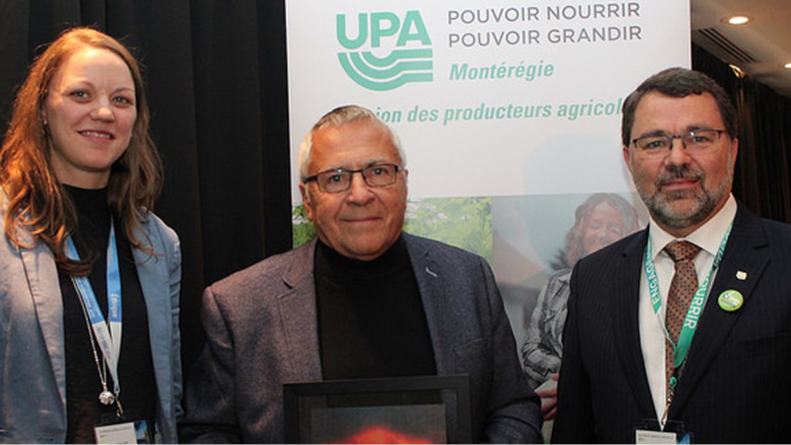 Pierre L. Touchette de Saint-Charles-sur-Richelieu a remporté un Forfait dégustation vins et fromages pour 2 personnes au Vignoble Vertefeuille, offert par la MRC de Roussillon, et une paire de billets pour le spectacle de Luc Langevin offerte par L’Étoile Banque Nationale.