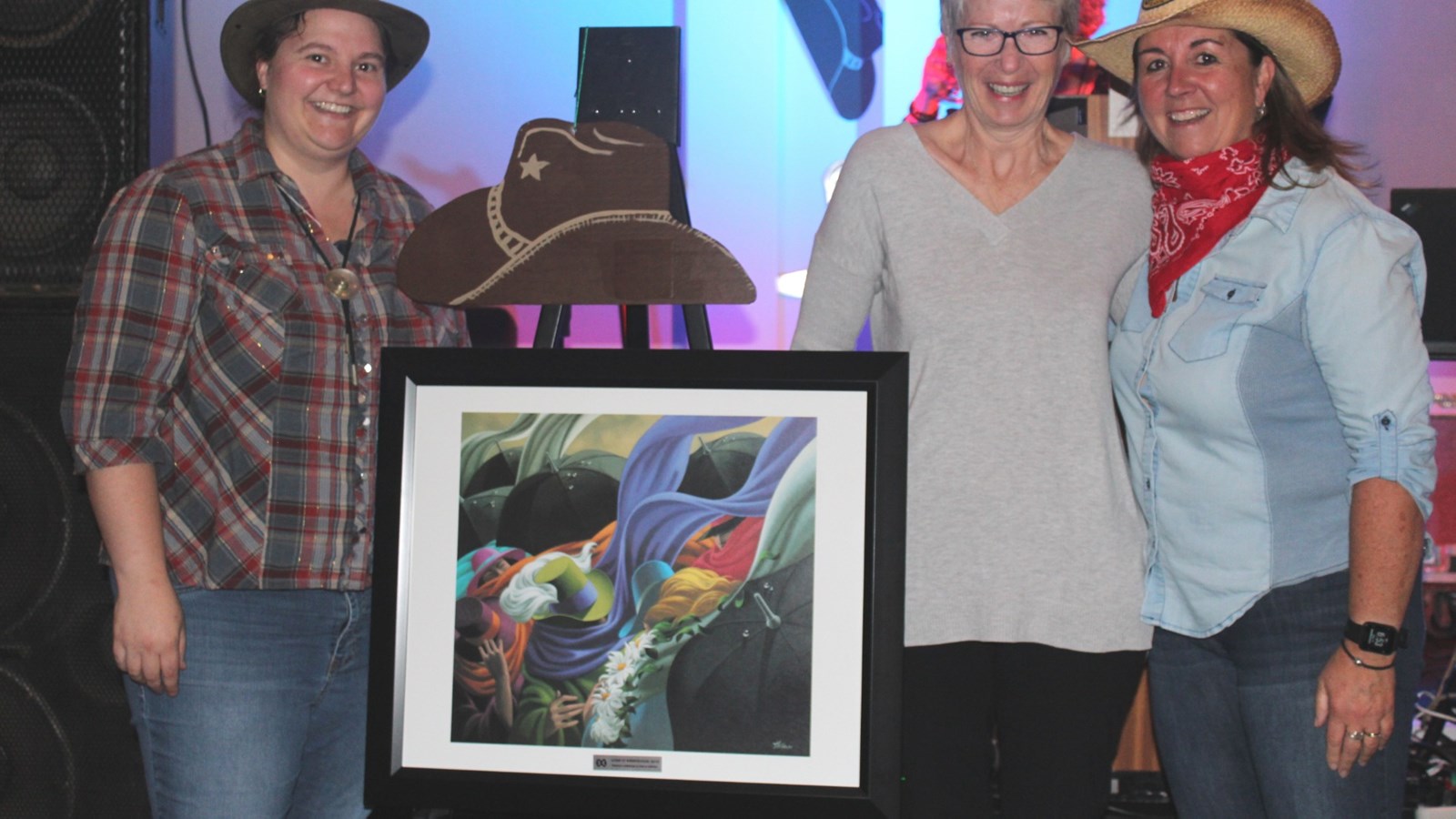 Mme Dale Hanley, au centre, reçoit son prix, entourée de mesdames Catherine Tremblay et Louise Poirier, respectivement secrétaire et présidente de la FQLI.