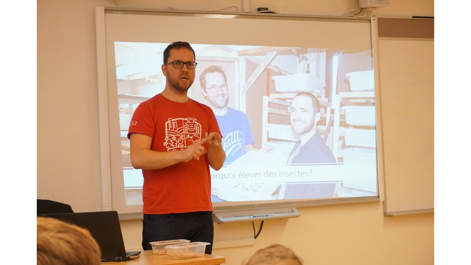 Une collation originale servie aux élèves de l’école Saint-Vincent par un étudiant du Cégep Saint-Jean-sur-Richelieu