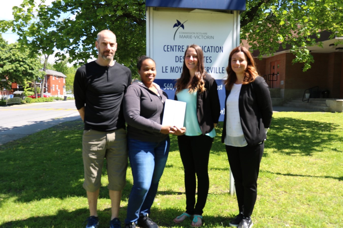 De gauche à droite : Éric Douville, professeur de sciences au Centre Le Moyne-D’Iberville; Ercilia Espinal, étudiante au Centre Le Moyne-D’Iberville; Catherine Tremblay, conseillère en communication au cégep Édouard-Montpetit; et Marie-Ève St-Laurent, directrice adjointe au Centre Le Moyne-D’Iberville. Absente : Caroline Rémillard, conseillère jeunesse à la Caisse Desjardins du Vieux-Longueuil