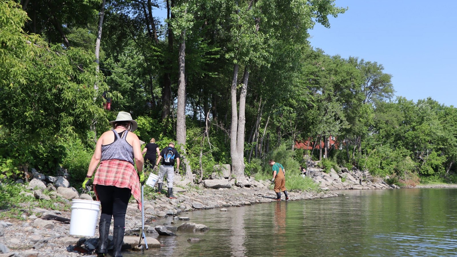 Près de 700 lbs de déchets retirés des eaux des berges du Richelieu