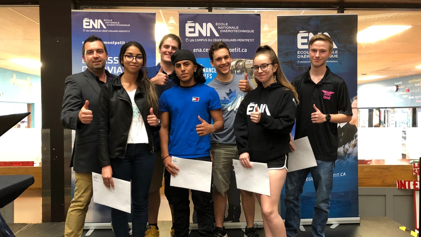 Les récipiendaires des bourses de la CPMT à l’École nationale d’aérotechnique.
Louis Deschênes, directeur adjoint des études, a remis les bourses à Widad Ameslek, Jérémie Boulé-Bergeron, Carlos Caiv Bazan Yalan, Esteban Guertin, Sarah Leclerc et Louis-Frédéric Richard, étudiants en Techniques de génie aérospatial.